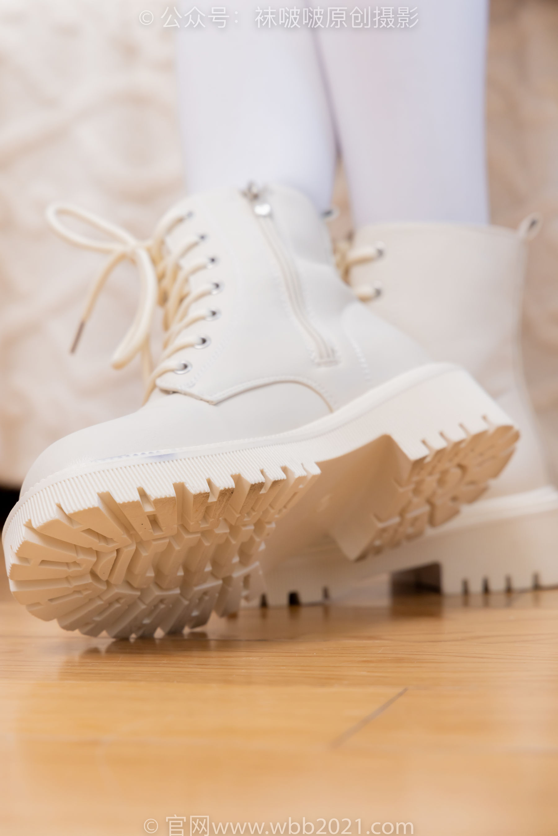 BoBoSocks袜啵啵 No.545 奶油 - 白色马丁靴、厚白丝、jk制服、瑜伽动作时用老头乐挠脚剧情/(144P)