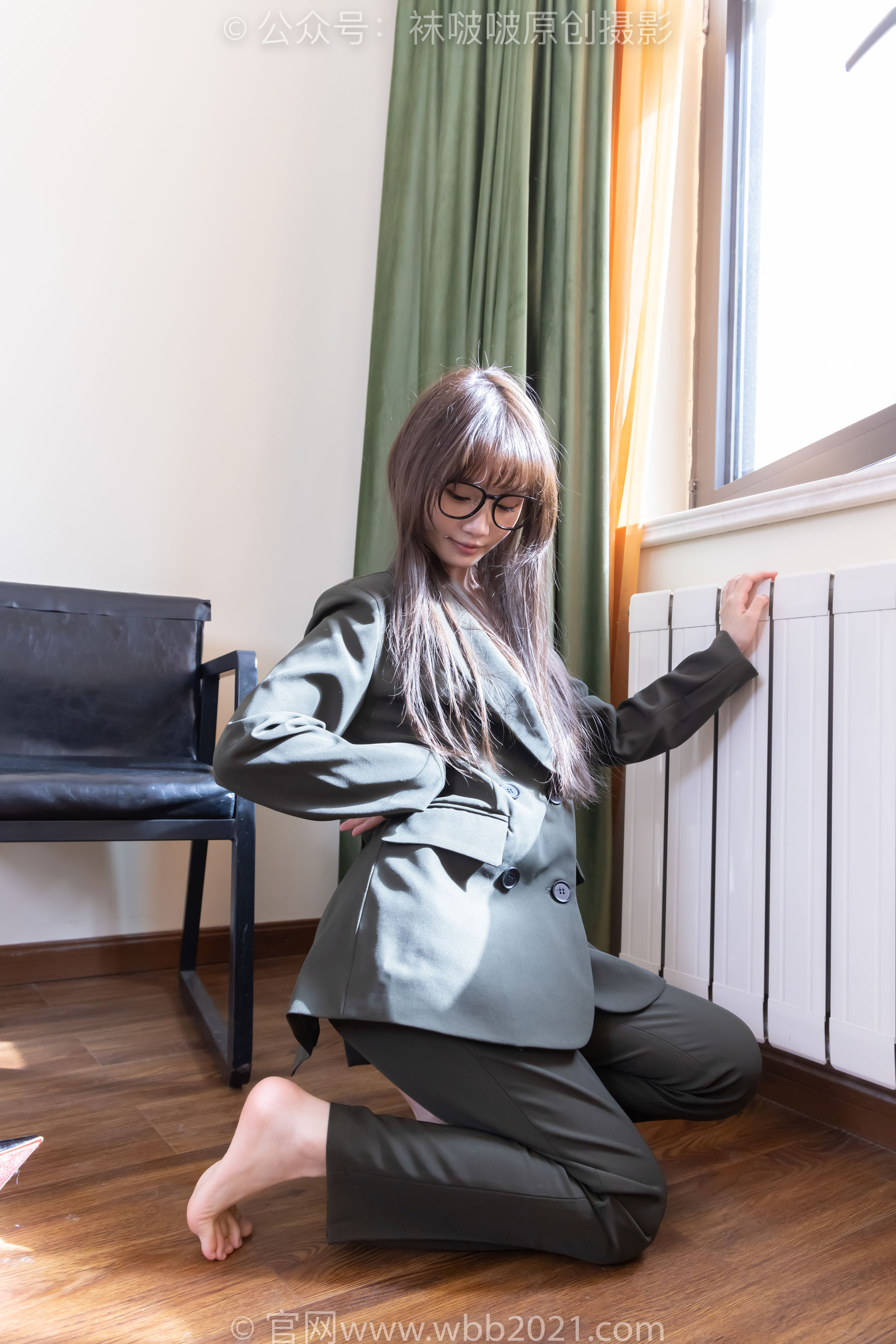 BoBoSocks袜啵啵 No.529 甜甜圈 - 高跟鞋、短黑丝、裸足、半蹲半脱袜子剧情/(154P)