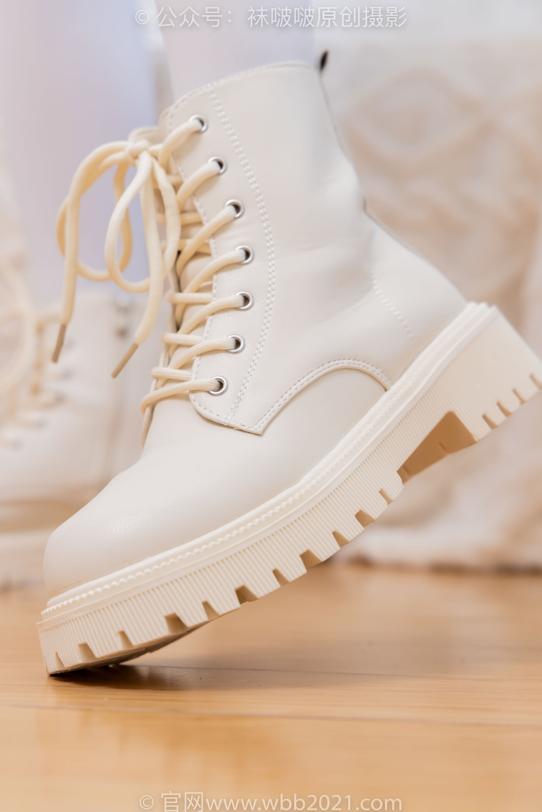 BoBoSocks袜啵啵 No.545 奶油 - 白色马丁靴、厚白丝、jk制服、瑜伽动作时用老头乐挠脚剧情/(144P)