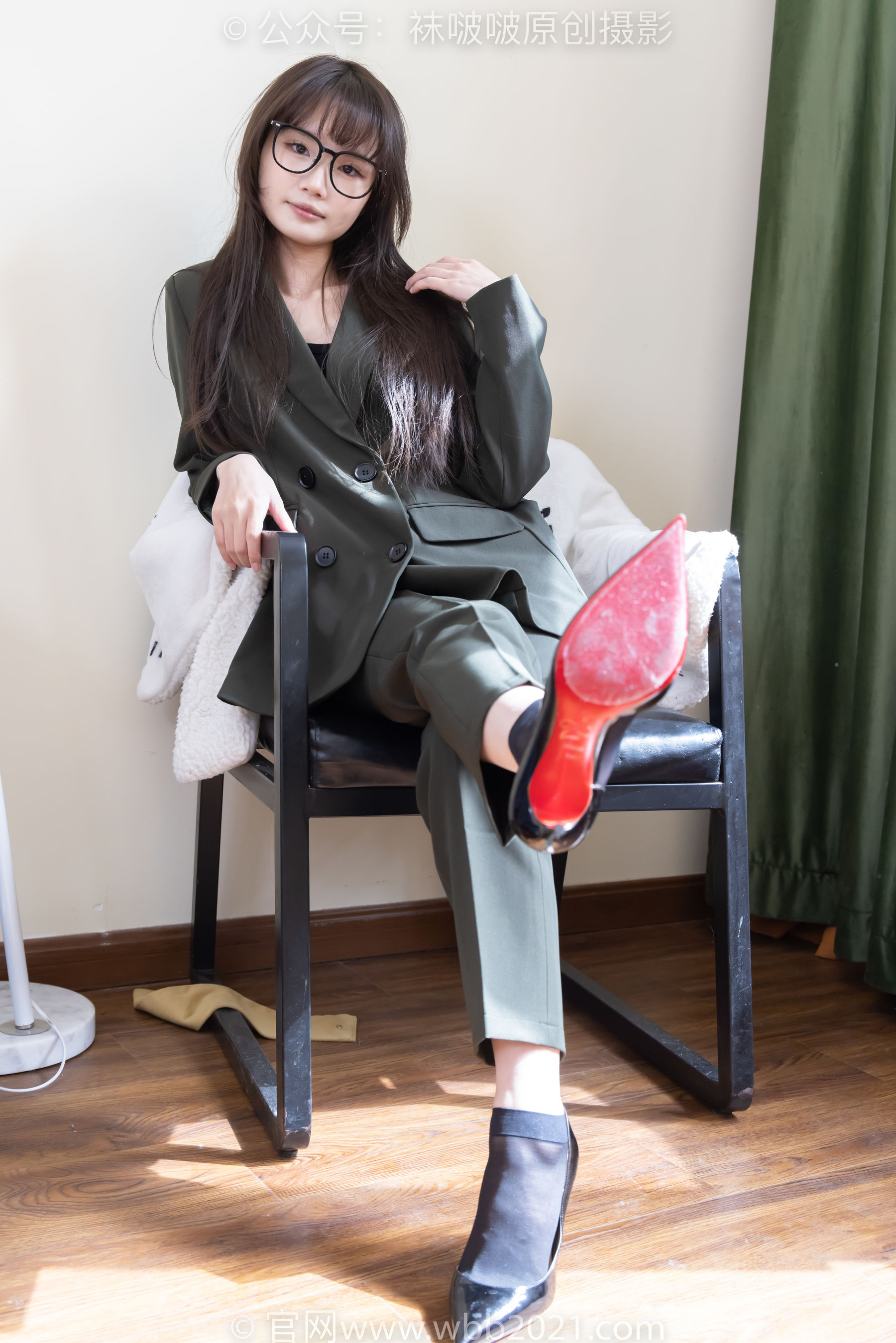 BoBoSocks袜啵啵 No.529 甜甜圈 - 高跟鞋、短黑丝、裸足、半蹲半脱袜子剧情/(154P)