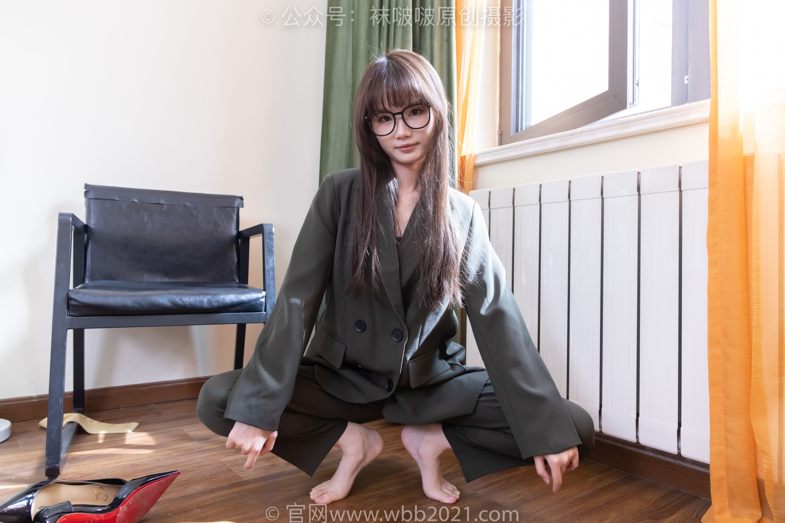 BoBoSocks袜啵啵 No.529 甜甜圈 - 高跟鞋、短黑丝、裸足、半蹲半脱袜子剧情/(154P)