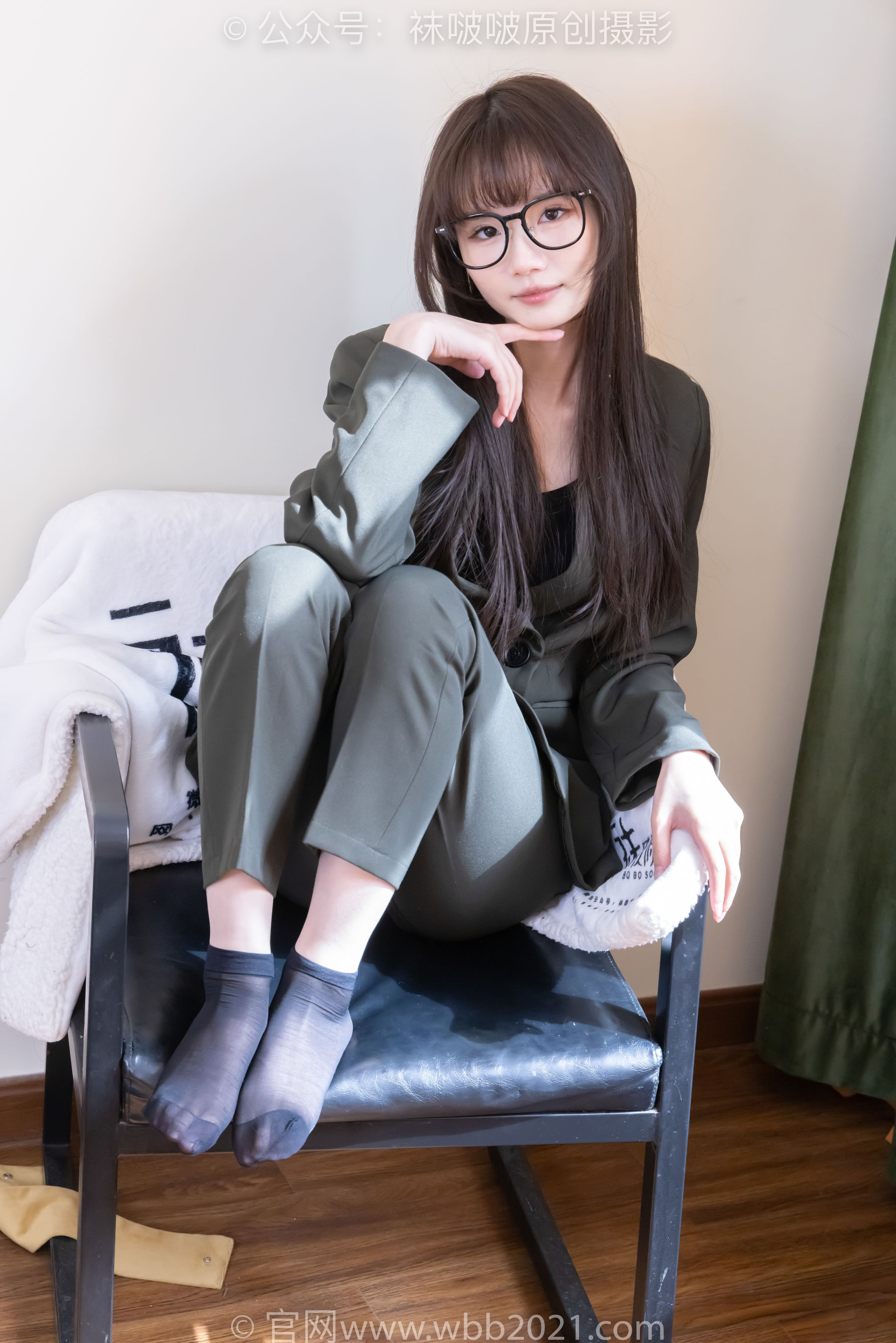 BoBoSocks袜啵啵 No.529 甜甜圈 - 高跟鞋、短黑丝、裸足、半蹲半脱袜子剧情/(154P)