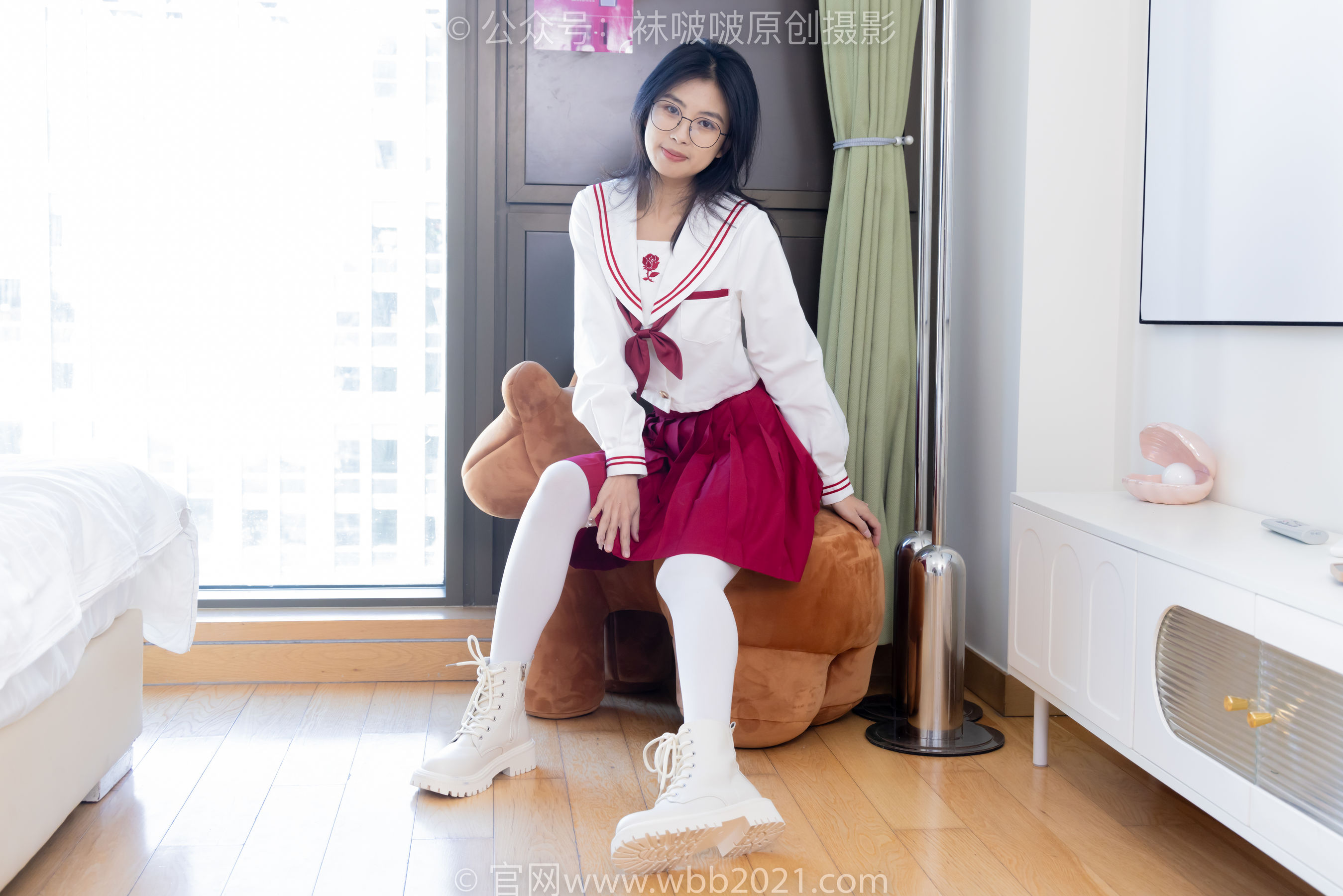 BoBoSocks袜啵啵 No.545 奶油 - 白色马丁靴、厚白丝、jk制服、瑜伽动作时用老头乐挠脚剧情/(144P)