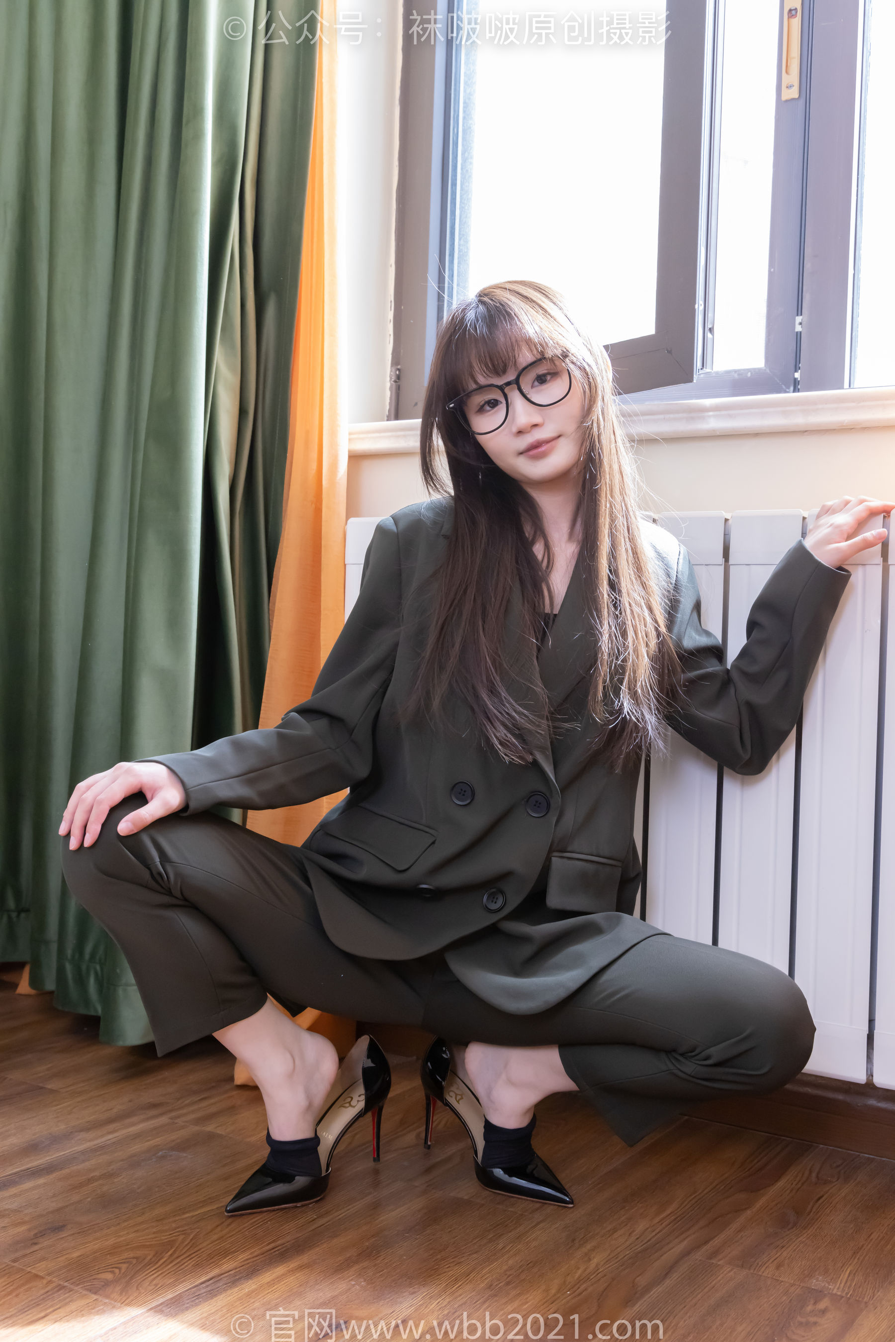 BoBoSocks袜啵啵 No.529 甜甜圈 - 高跟鞋、短黑丝、裸足、半蹲半脱袜子剧情/(154P)