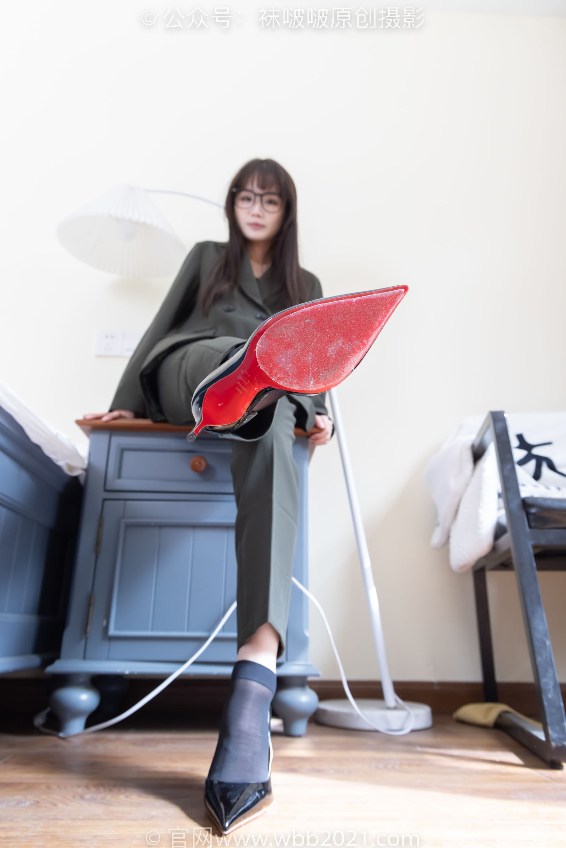 BoBoSocks袜啵啵 No.529 甜甜圈 - 高跟鞋、短黑丝、裸足、半蹲半脱袜子剧情/(154P)