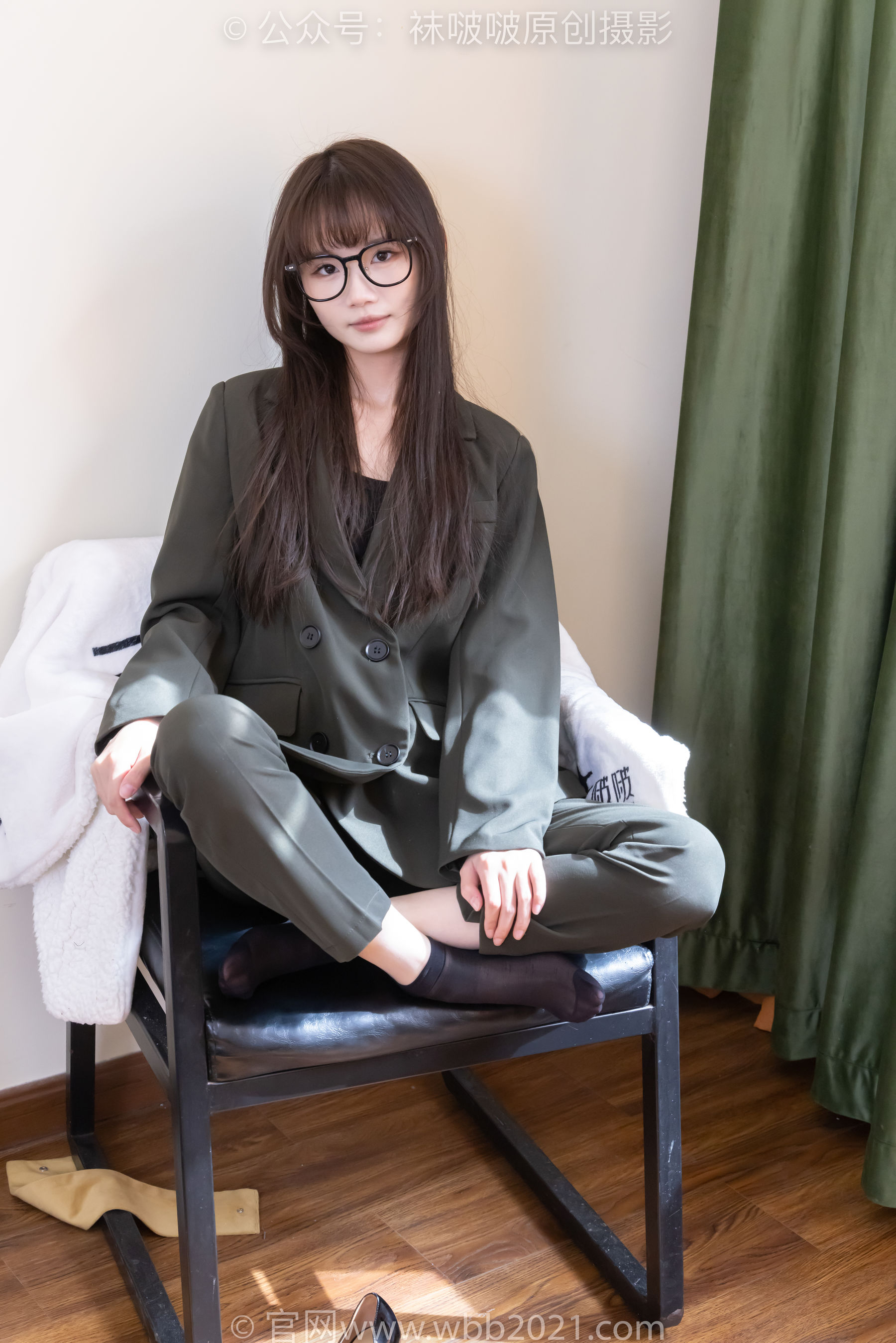 BoBoSocks袜啵啵 No.529 甜甜圈 - 高跟鞋、短黑丝、裸足、半蹲半脱袜子剧情/(154P)