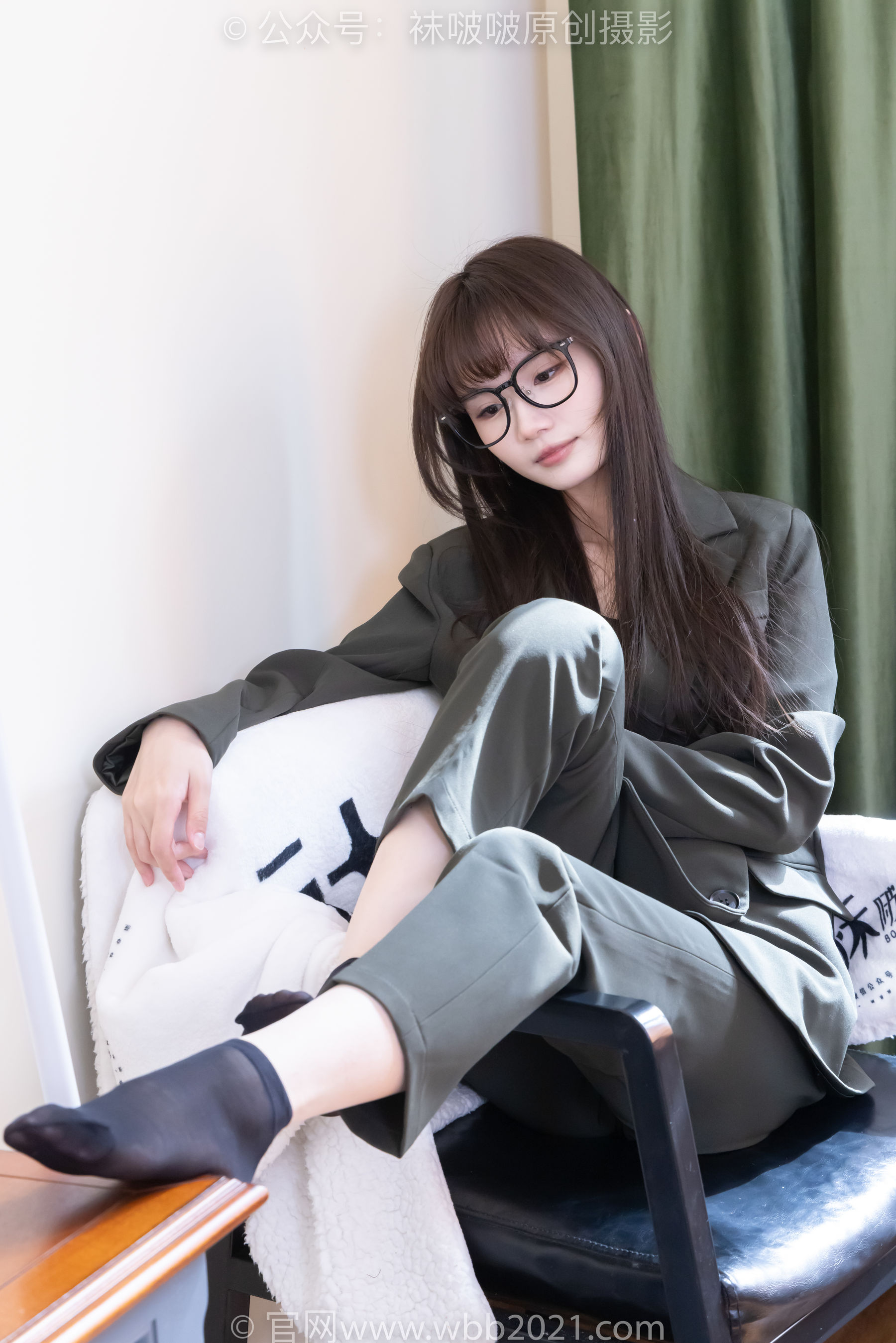 BoBoSocks袜啵啵 No.529 甜甜圈 - 高跟鞋、短黑丝、裸足、半蹲半脱袜子剧情/(154P)