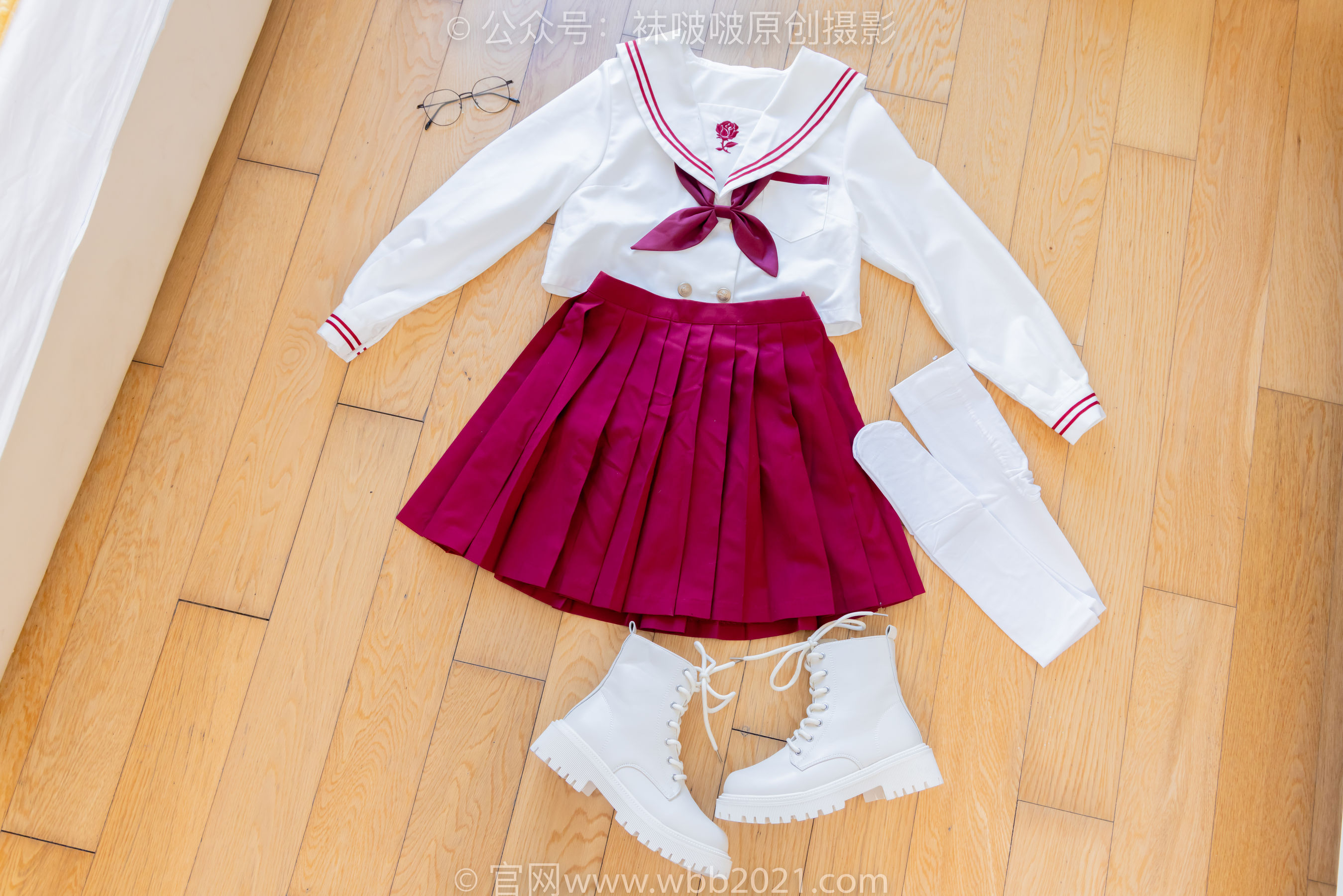 BoBoSocks袜啵啵 No.545 奶油 - 白色马丁靴、厚白丝、jk制服、瑜伽动作时用老头乐挠脚剧情/(144P)