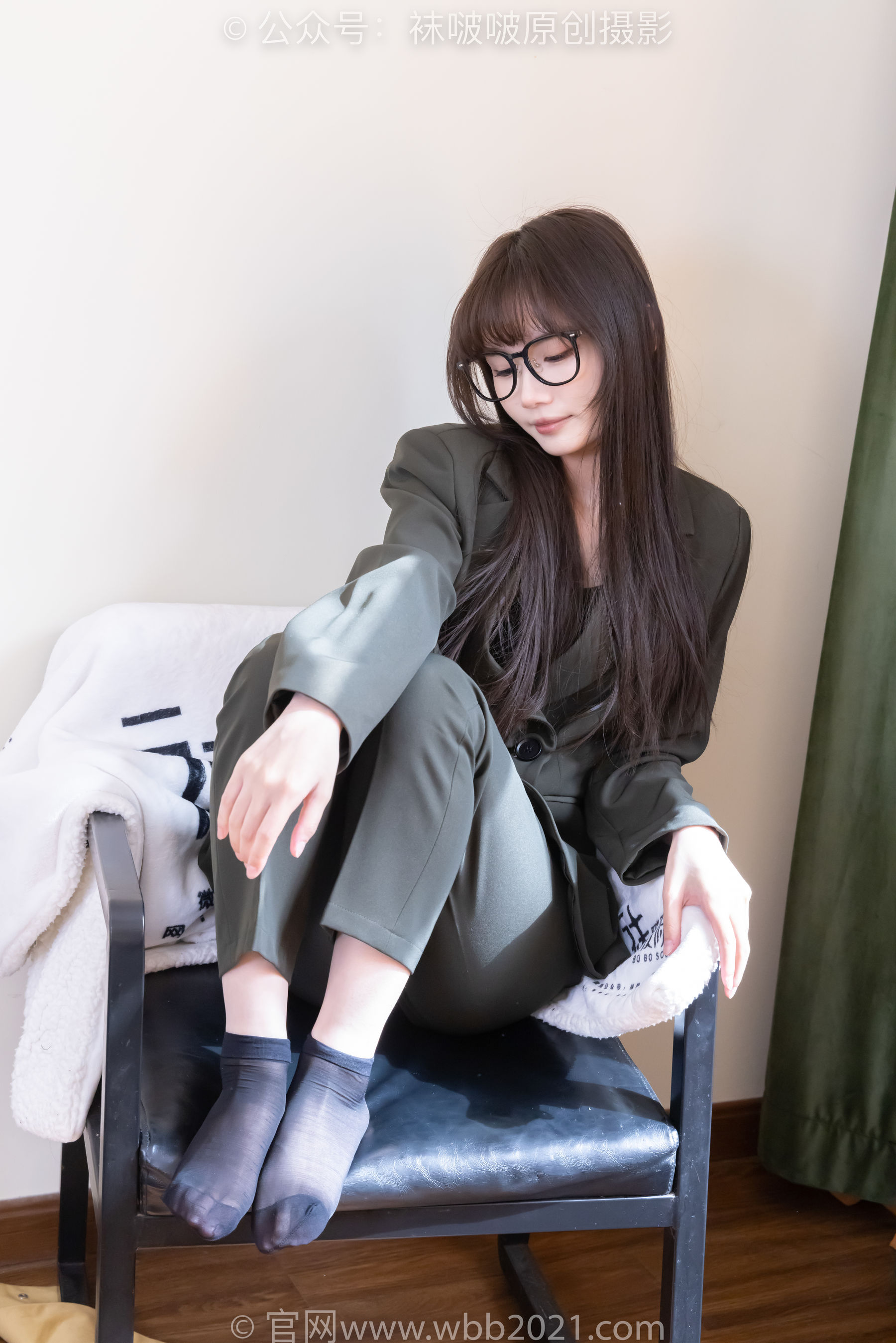 BoBoSocks袜啵啵 No.529 甜甜圈 - 高跟鞋、短黑丝、裸足、半蹲半脱袜子剧情/(154P)