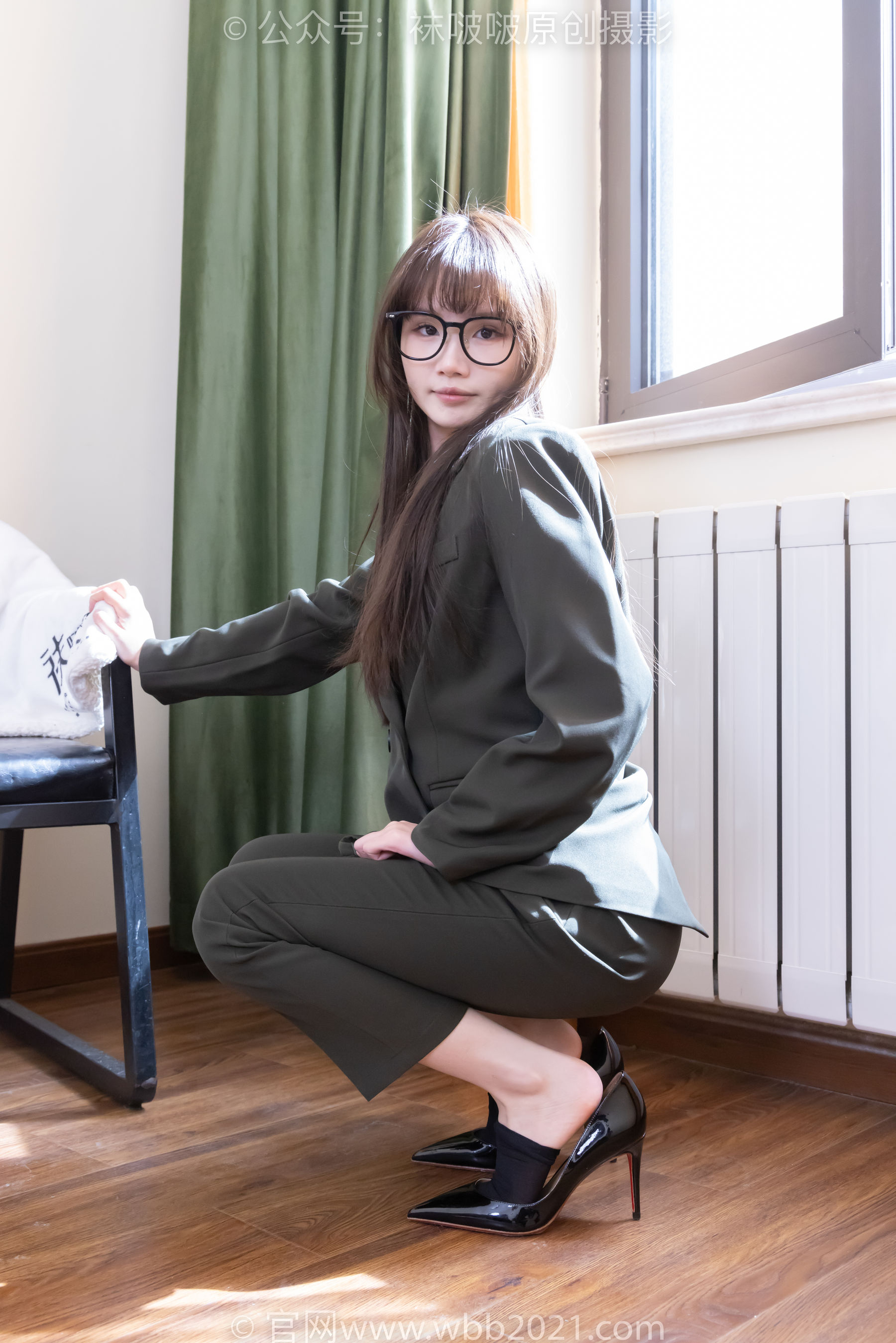 BoBoSocks袜啵啵 No.529 甜甜圈 - 高跟鞋、短黑丝、裸足、半蹲半脱袜子剧情/(154P)