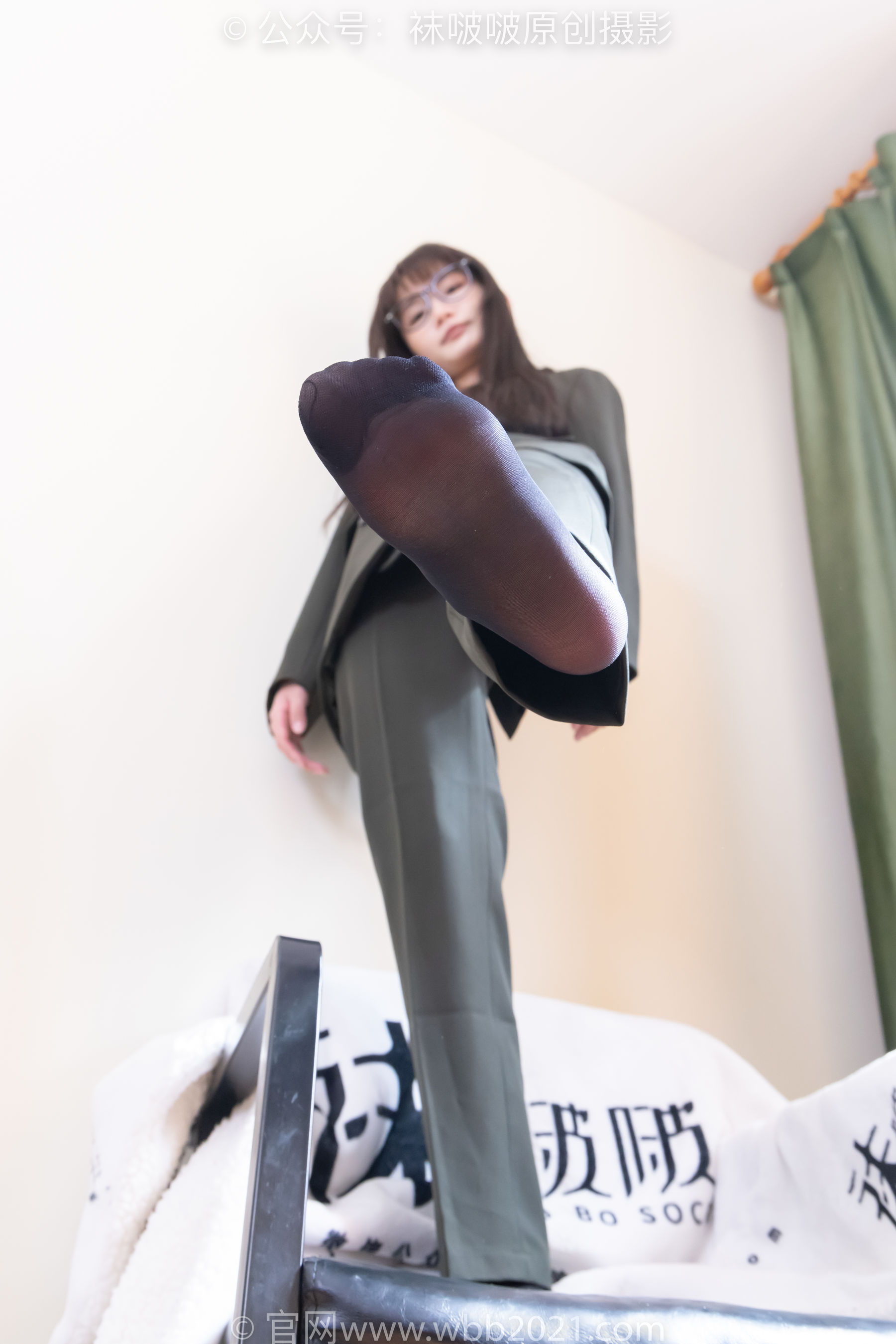 BoBoSocks袜啵啵 No.529 甜甜圈 - 高跟鞋、短黑丝、裸足、半蹲半脱袜子剧情/(154P)