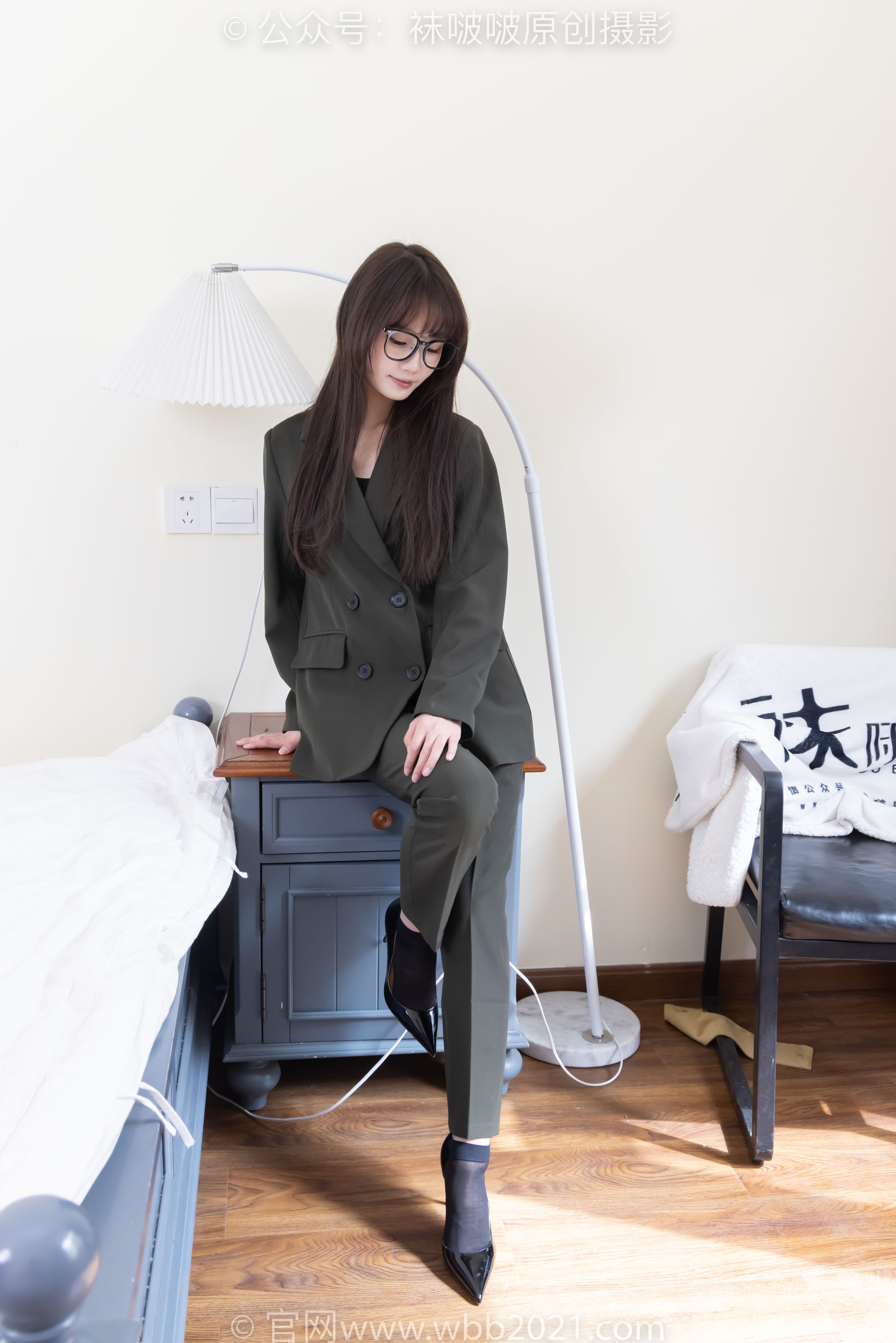 BoBoSocks袜啵啵 No.529 甜甜圈 - 高跟鞋、短黑丝、裸足、半蹲半脱袜子剧情/(154P)