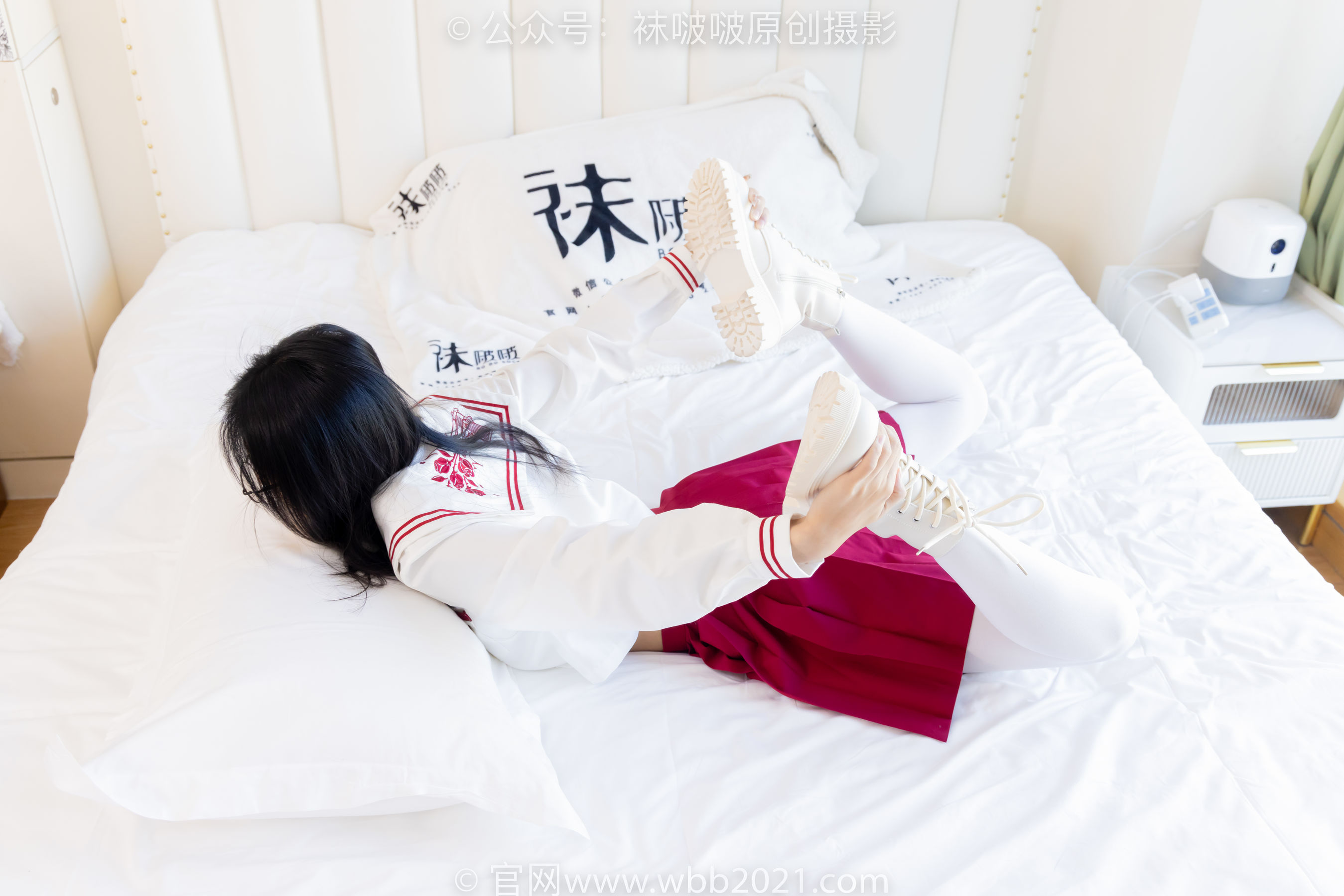 BoBoSocks袜啵啵 No.545 奶油 - 白色马丁靴、厚白丝、jk制服、瑜伽动作时用老头乐挠脚剧情/(144P)