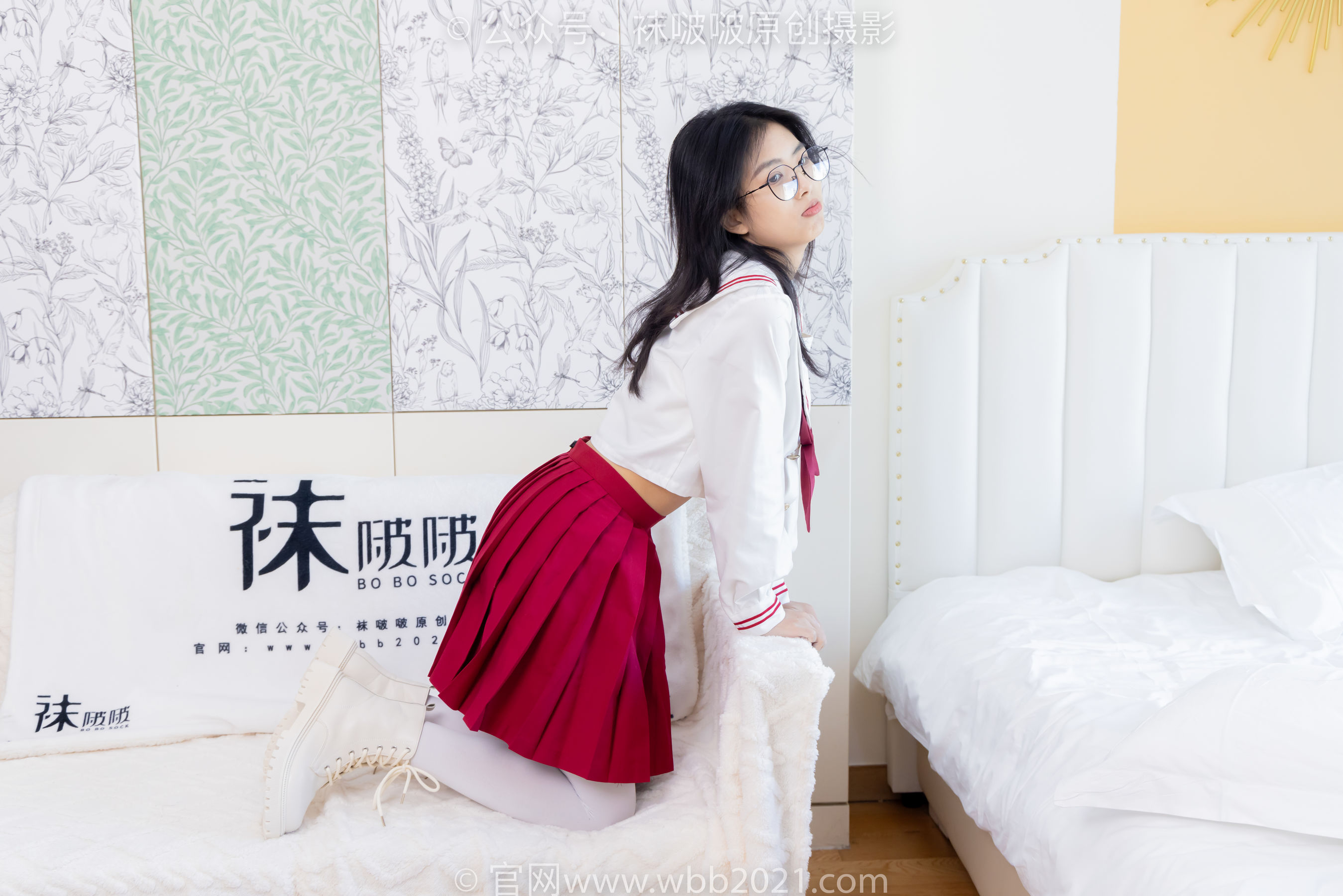 BoBoSocks袜啵啵 No.545 奶油 - 白色马丁靴、厚白丝、jk制服、瑜伽动作时用老头乐挠脚剧情/(144P)