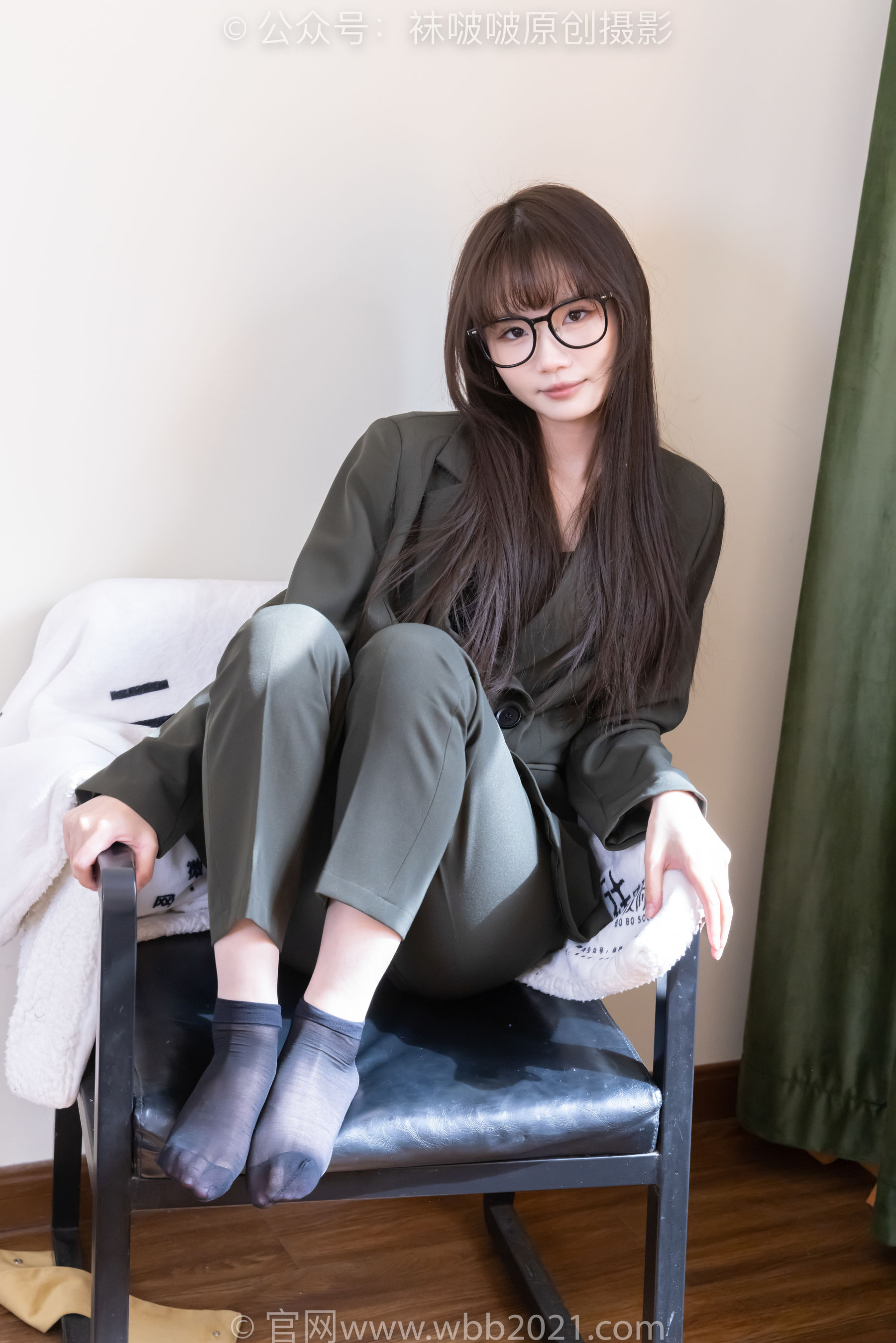 BoBoSocks袜啵啵 No.529 甜甜圈 - 高跟鞋、短黑丝、裸足、半蹲半脱袜子剧情/(154P)