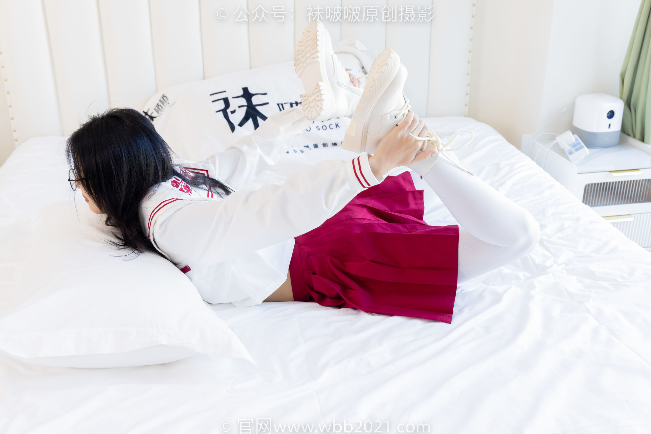 BoBoSocks袜啵啵 No.545 奶油 - 白色马丁靴、厚白丝、jk制服、瑜伽动作时用老头乐挠脚剧情/(144P)