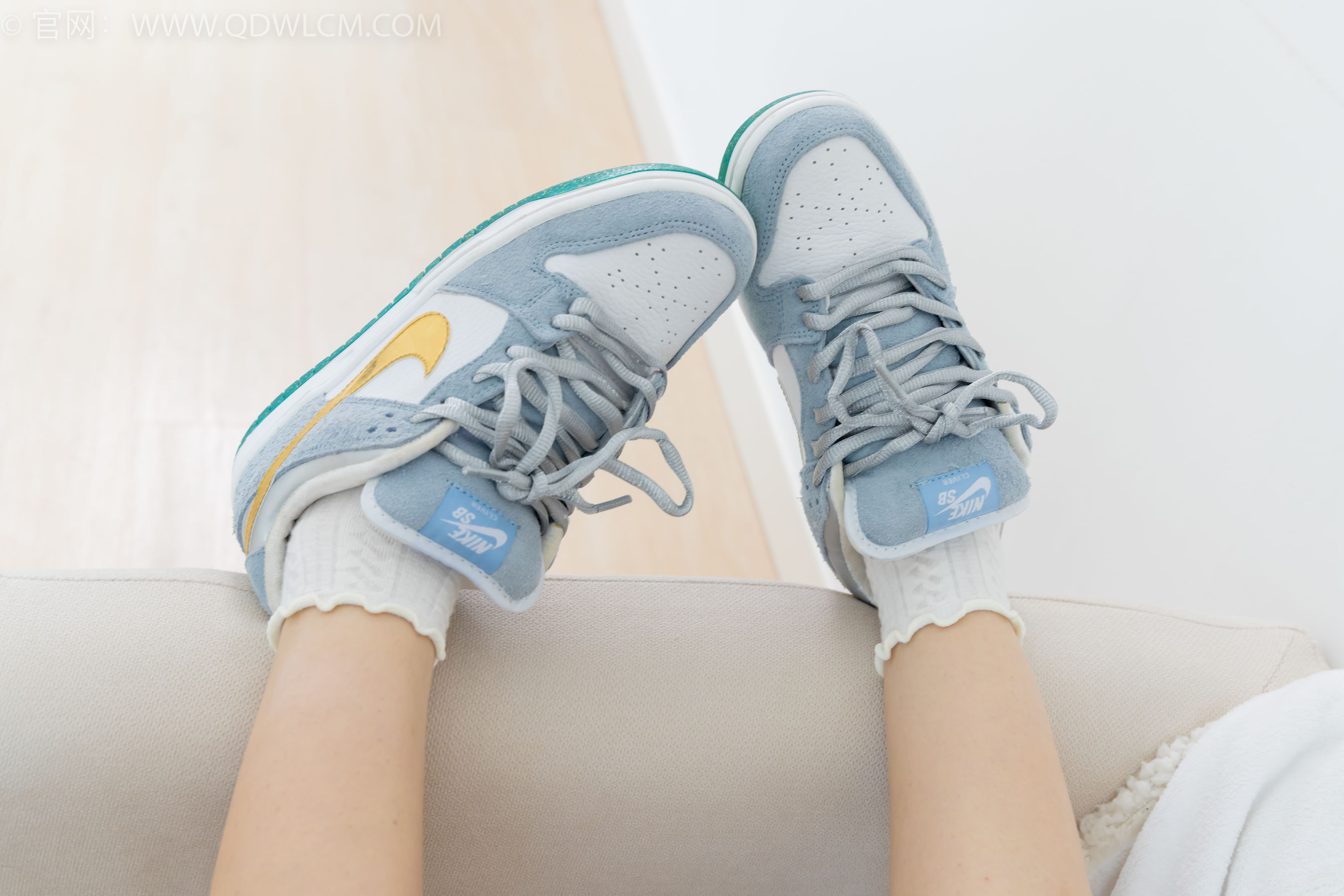 物恋传媒 No.2341 嘟嘟 - 板鞋、白棉袜、裸足、裸足涂精油/(190P)