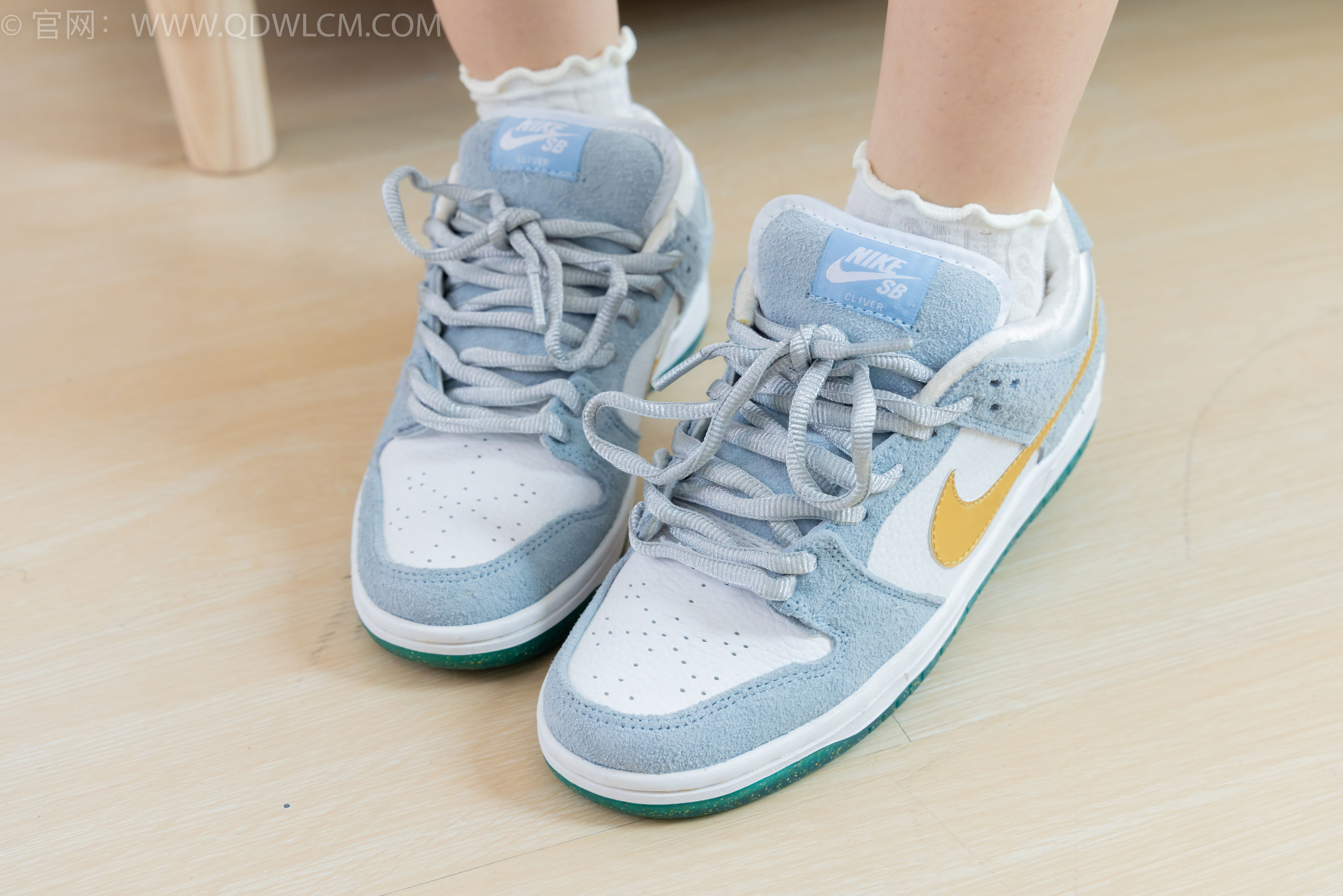 物恋传媒 No.2341 嘟嘟 - 板鞋、白棉袜、裸足、裸足涂精油/(190P)