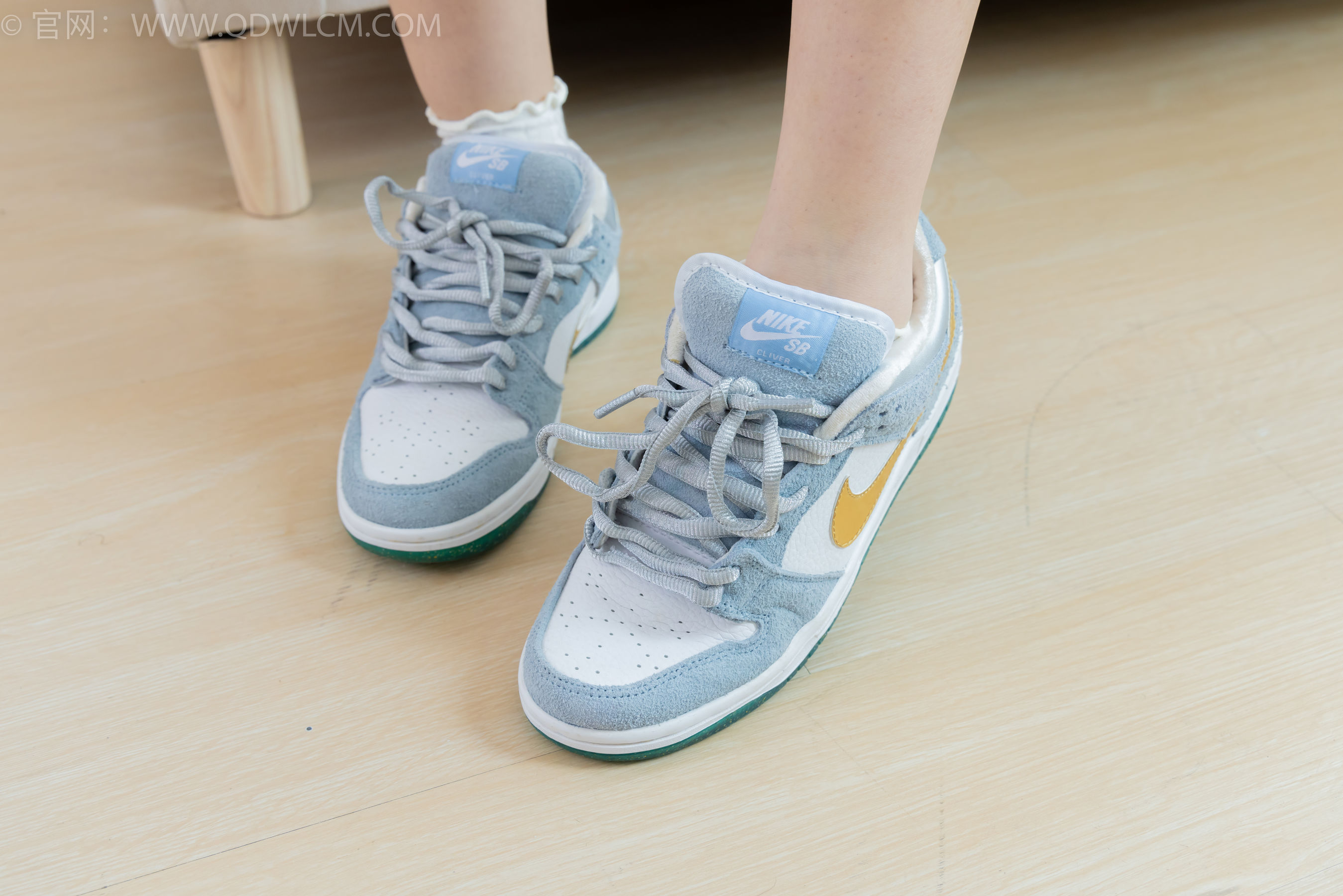 物恋传媒 No.2341 嘟嘟 - 板鞋、白棉袜、裸足、裸足涂精油/(190P)