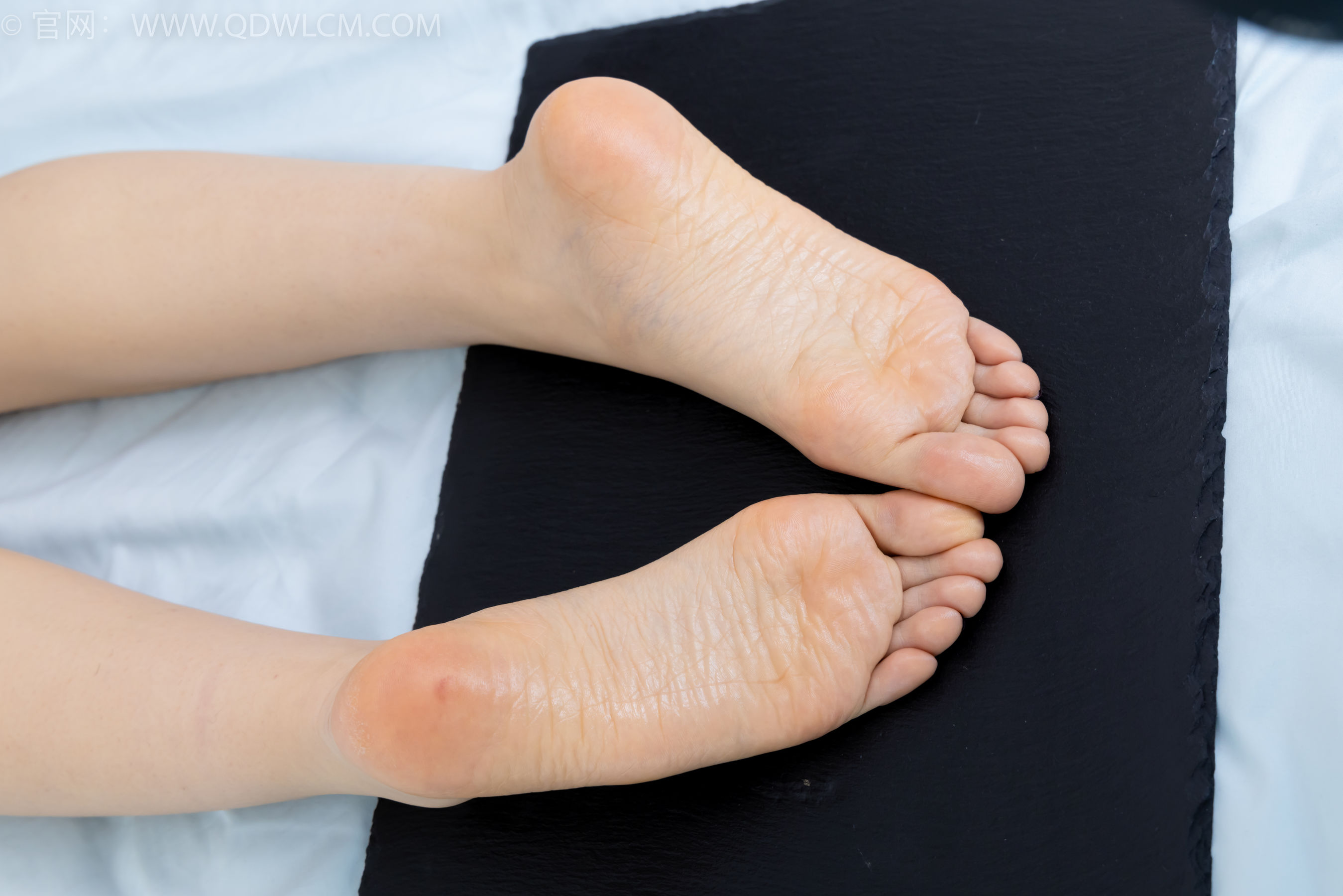 物恋传媒 No.2341 嘟嘟 - 板鞋、白棉袜、裸足、裸足涂精油/(190P)