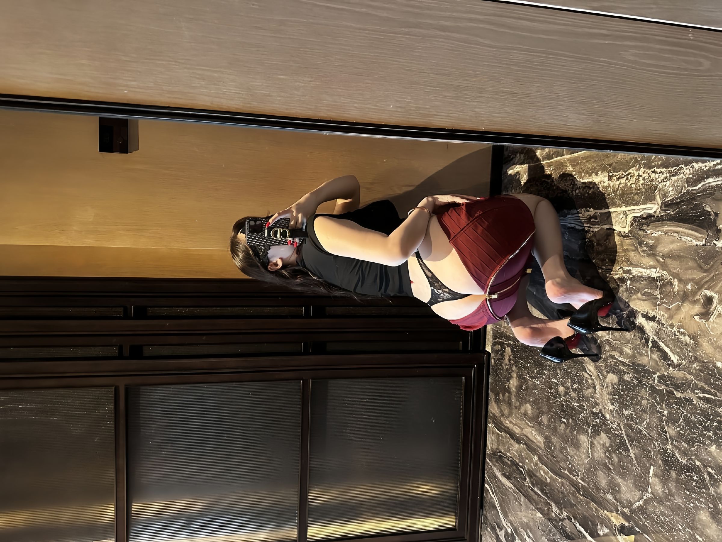 可可西yyy - 蒙面女侠红色包臀裙/(48P)