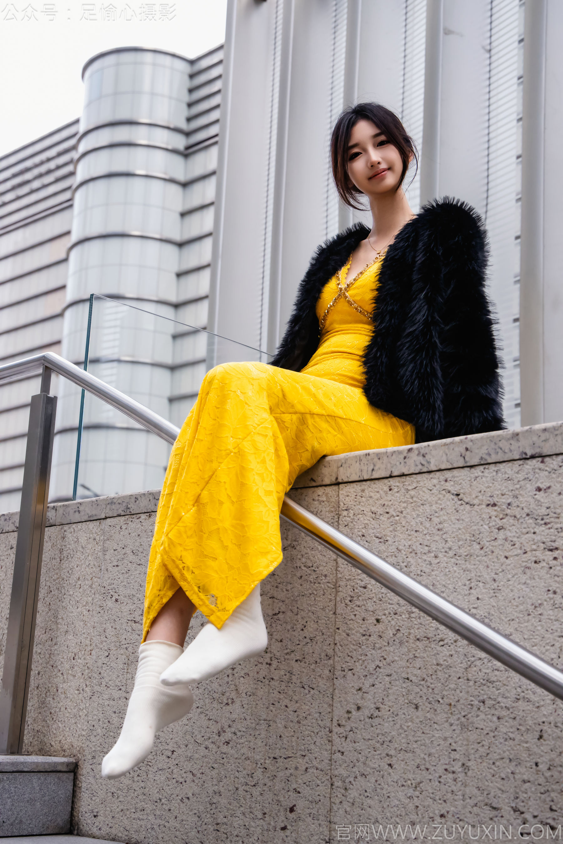 足愉心 No.010 星朵 （搭配：黑色毛衫、黄色连衣裙、绒毛拖鞋、白色棉袜、裸足）/(110P)