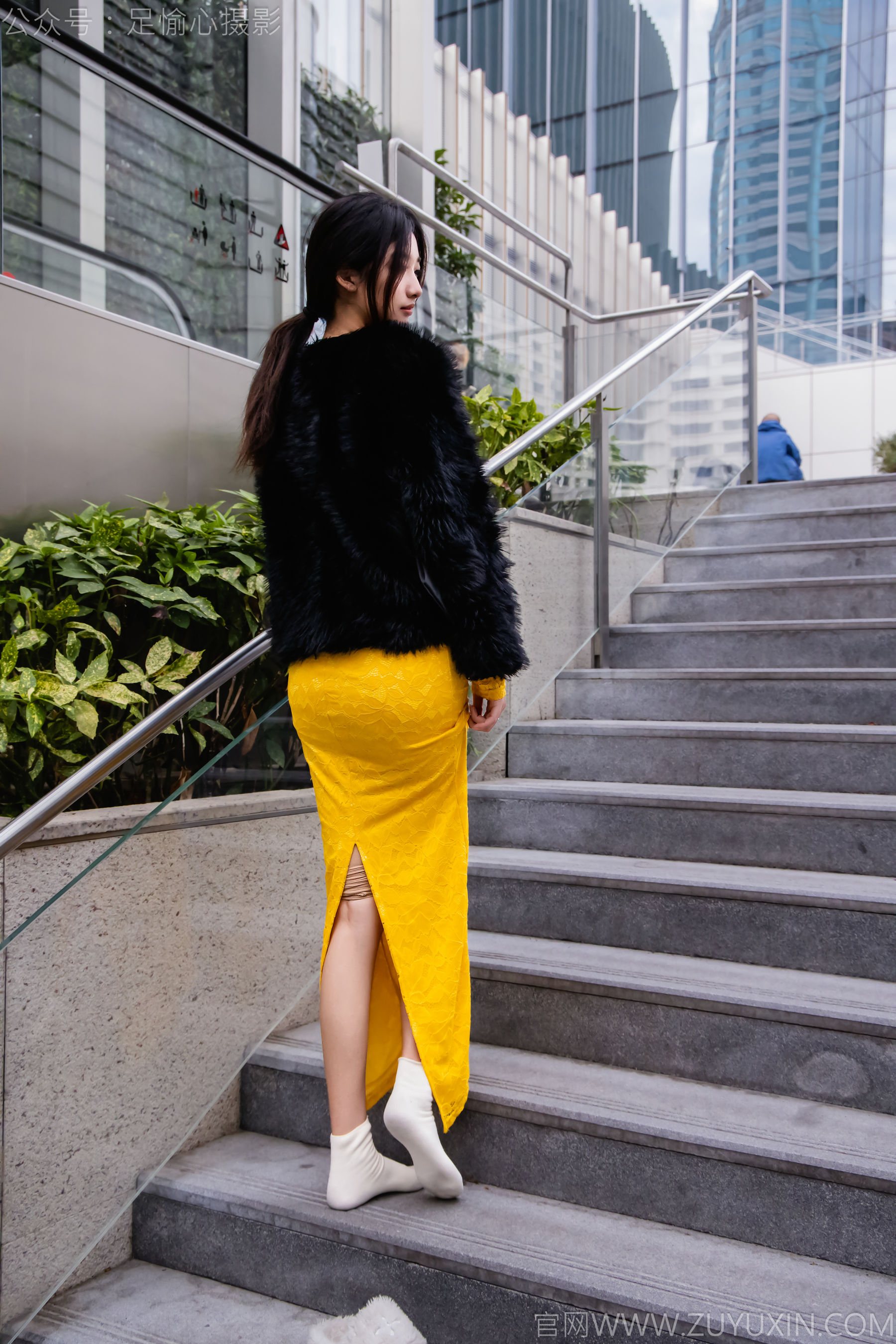 足愉心 No.010 星朵 （搭配：黑色毛衫、黄色连衣裙、绒毛拖鞋、白色棉袜、裸足）/(110P)