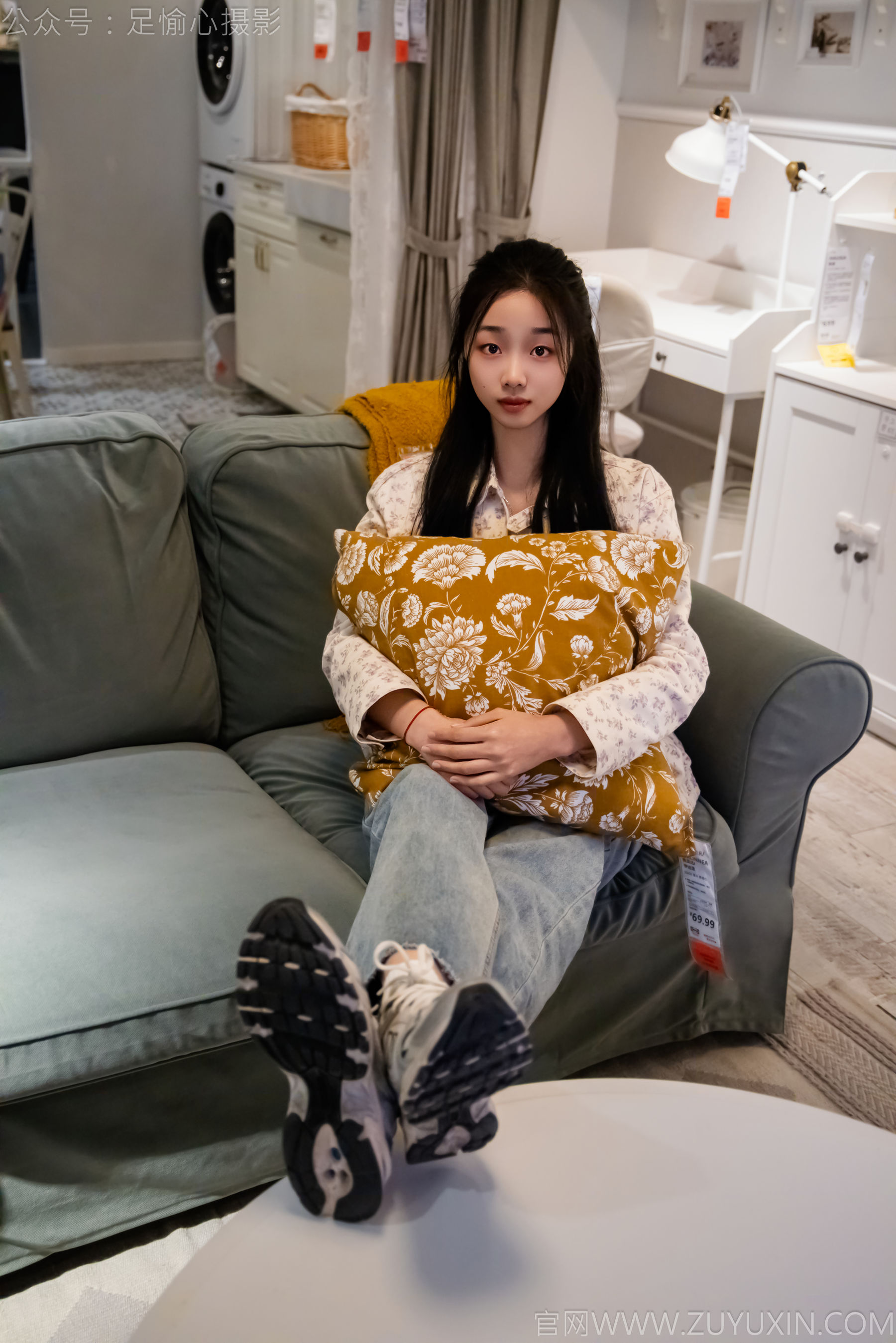 足愉心 No.012 奶芙 （搭配：碎花衬衫、牛仔长裤、运动鞋、白色棉袜、裸足）/(110P)