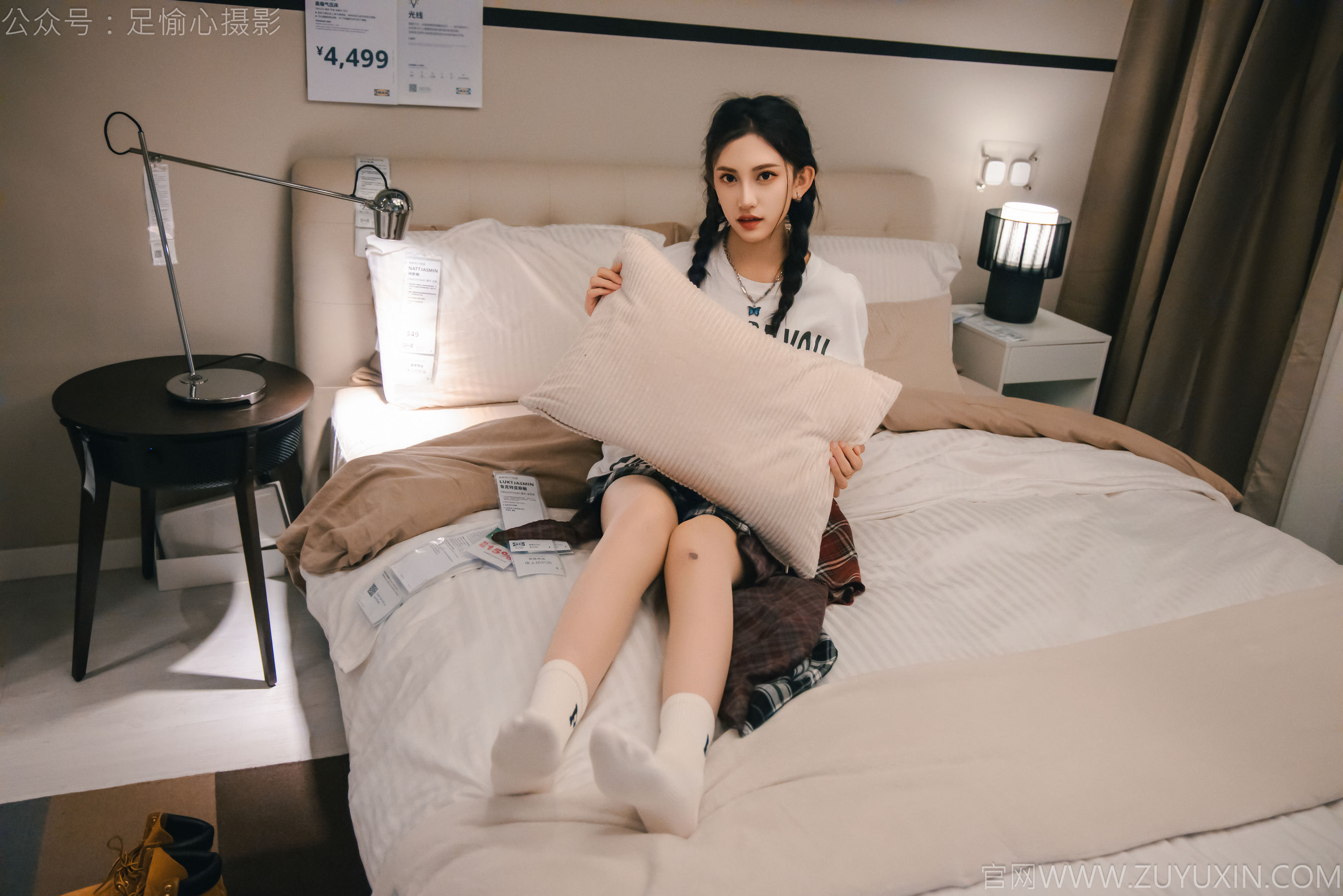 足愉心 No.015 可乐 （搭配：红色夹克、白T、短裙、马丁靴、肉丝色袜、白棉袜）/(120P)