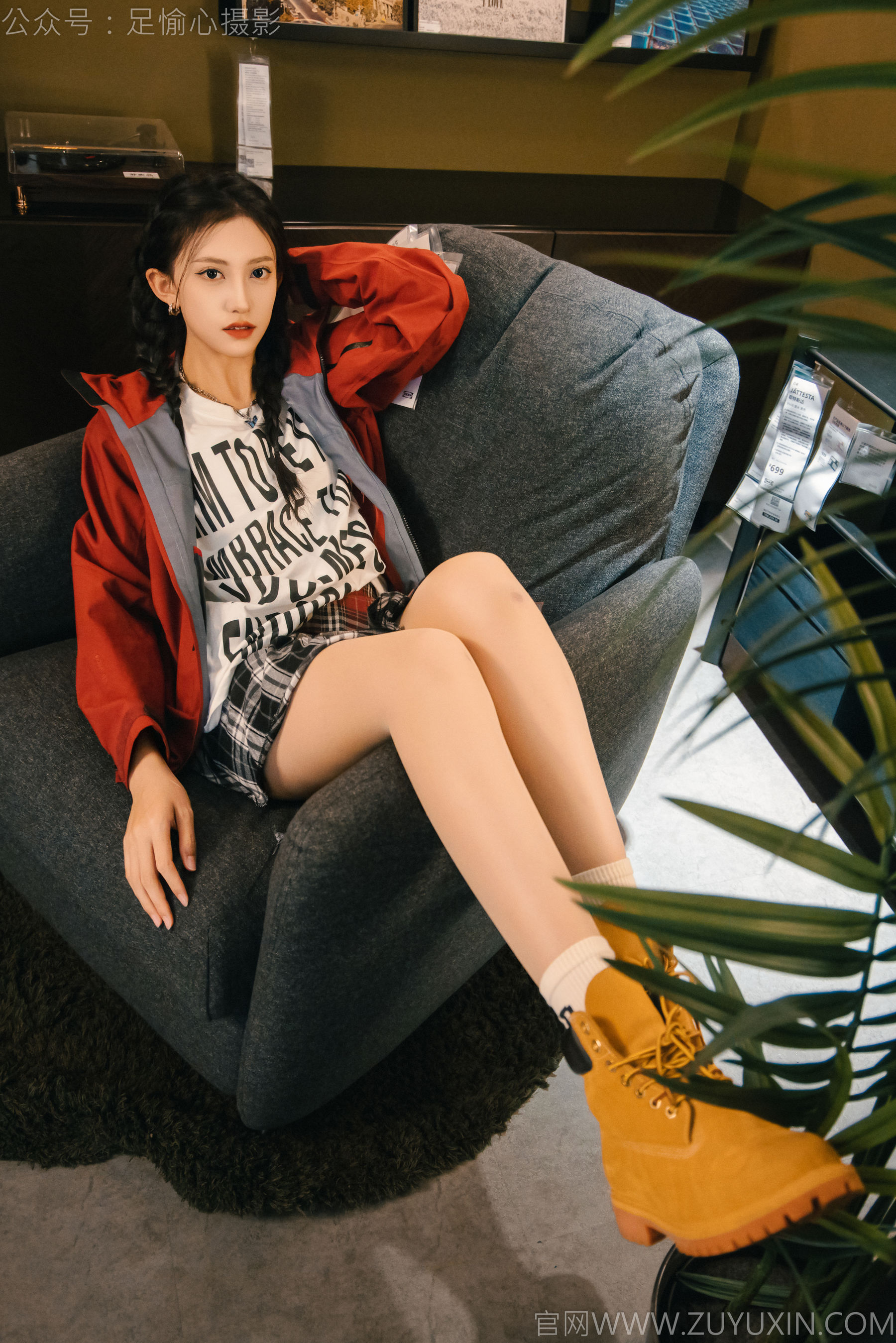 足愉心 No.015 可乐 （搭配：红色夹克、白T、短裙、马丁靴、肉丝色袜、白棉袜）/(120P)