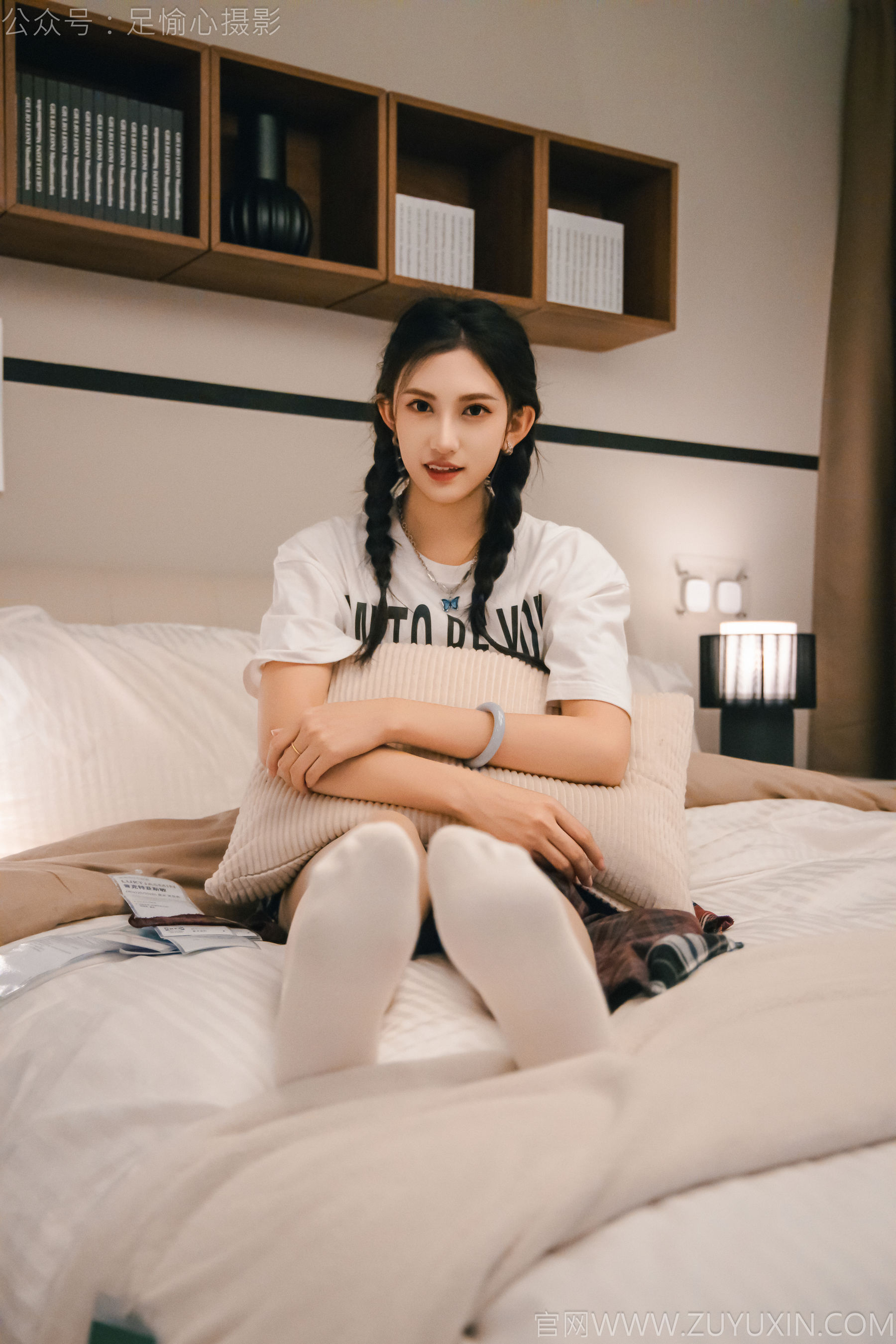 足愉心 No.015 可乐 （搭配：红色夹克、白T、短裙、马丁靴、肉丝色袜、白棉袜）/(120P)