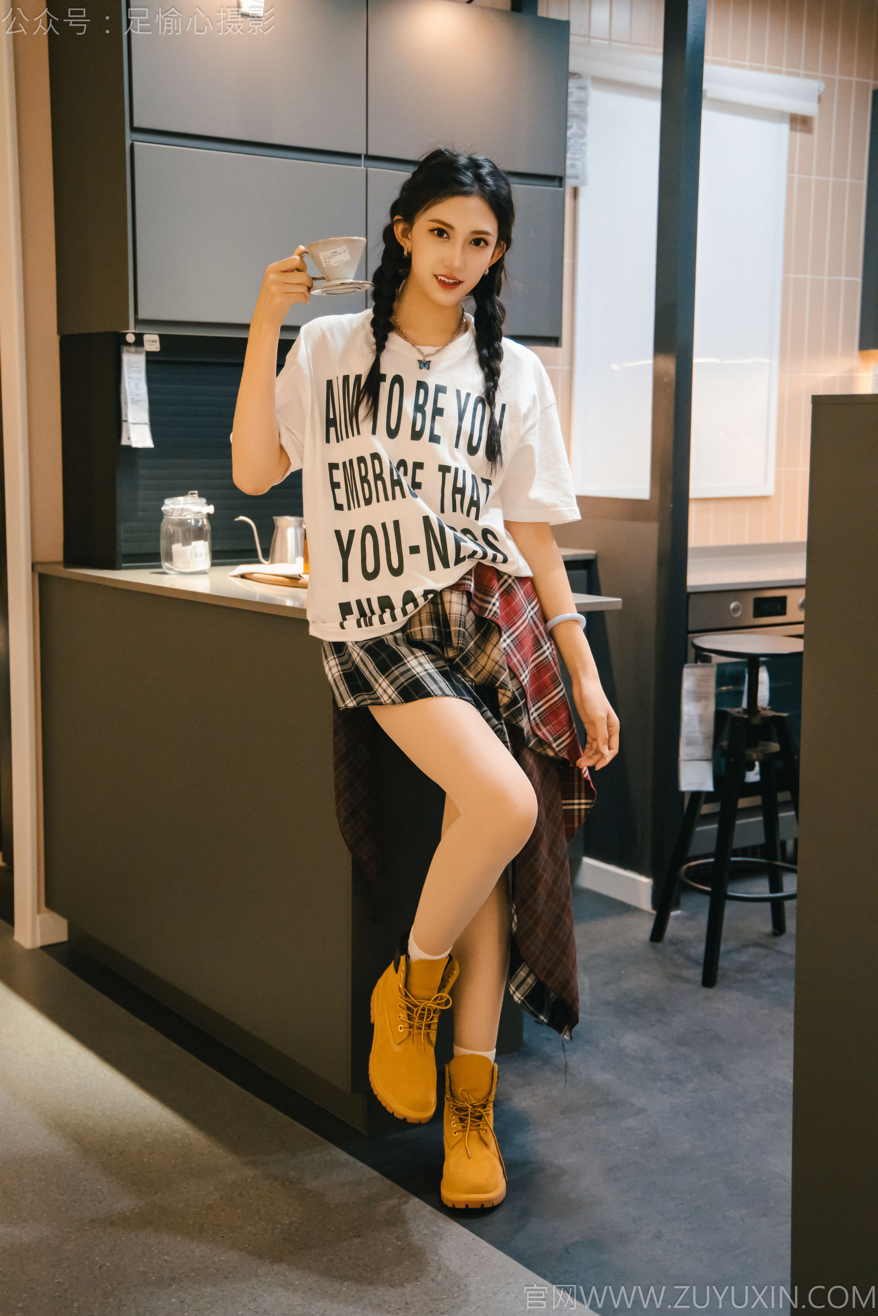 足愉心 No.015 可乐 （搭配：红色夹克、白T、短裙、马丁靴、肉丝色袜、白棉袜）/(120P)