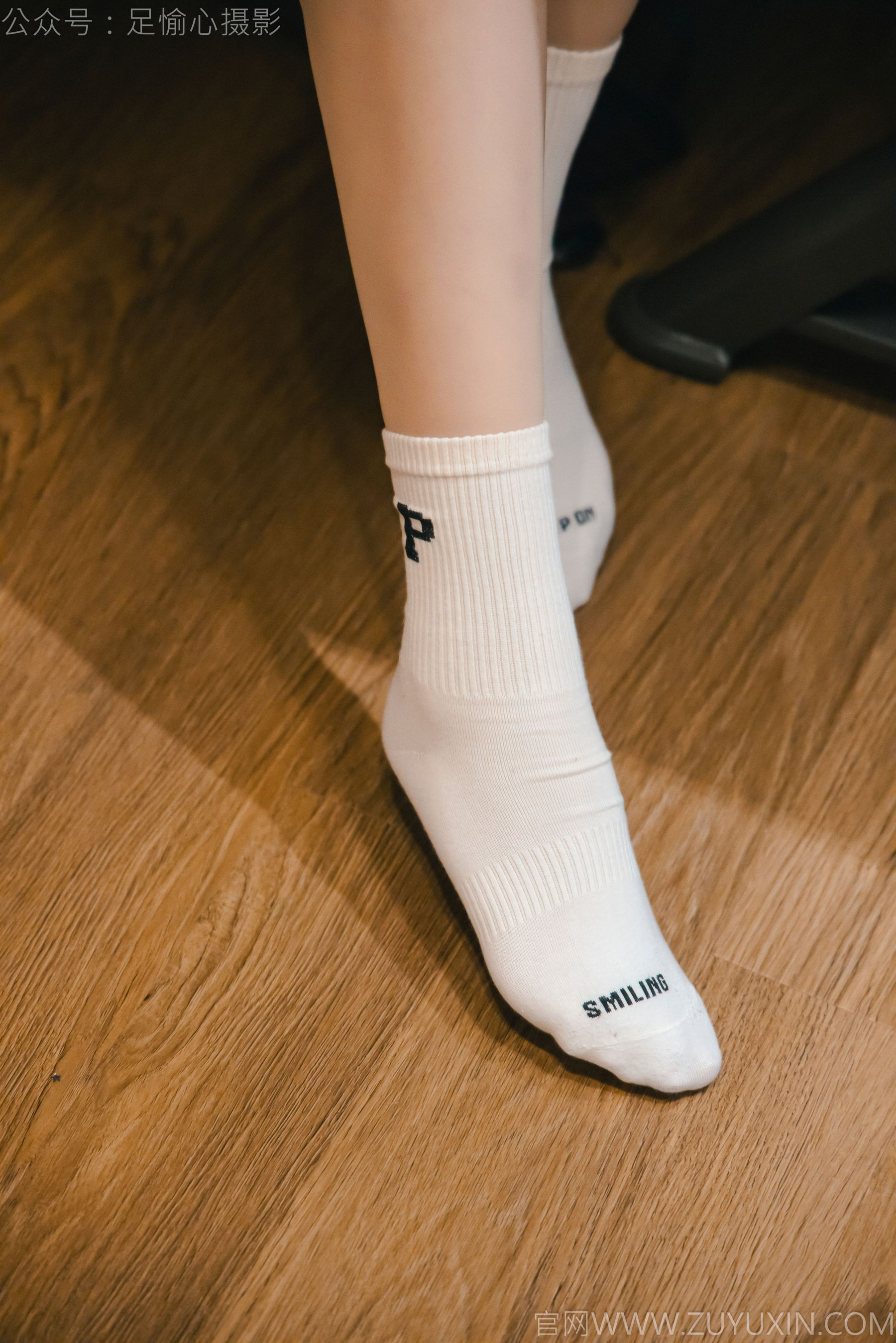 足愉心 No.015 可乐 （搭配：红色夹克、白T、短裙、马丁靴、肉丝色袜、白棉袜）/(120P)