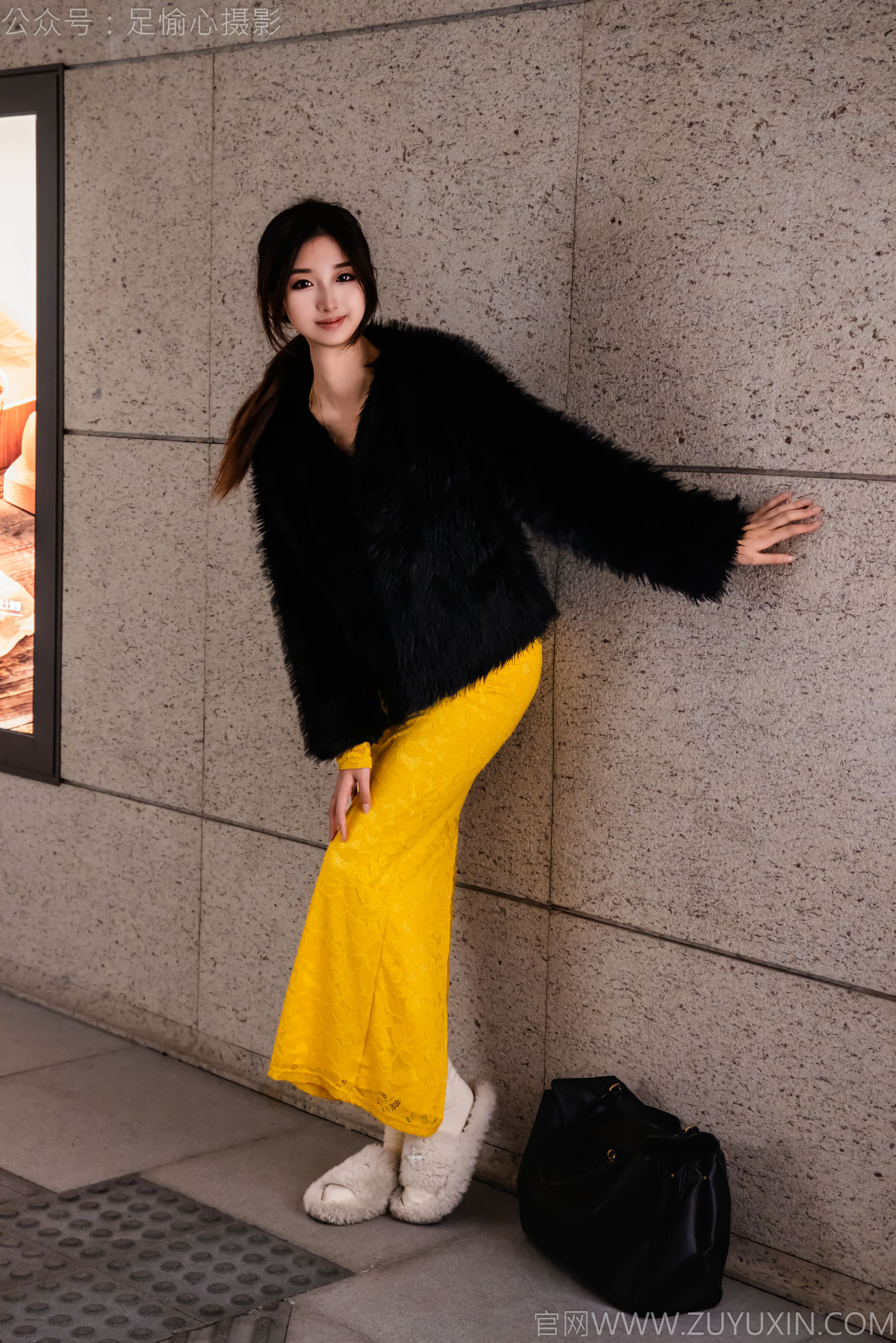 足愉心 No.010 星朵 （搭配：黑色毛衫、黄色连衣裙、绒毛拖鞋、白色棉袜、裸足）/(110P)