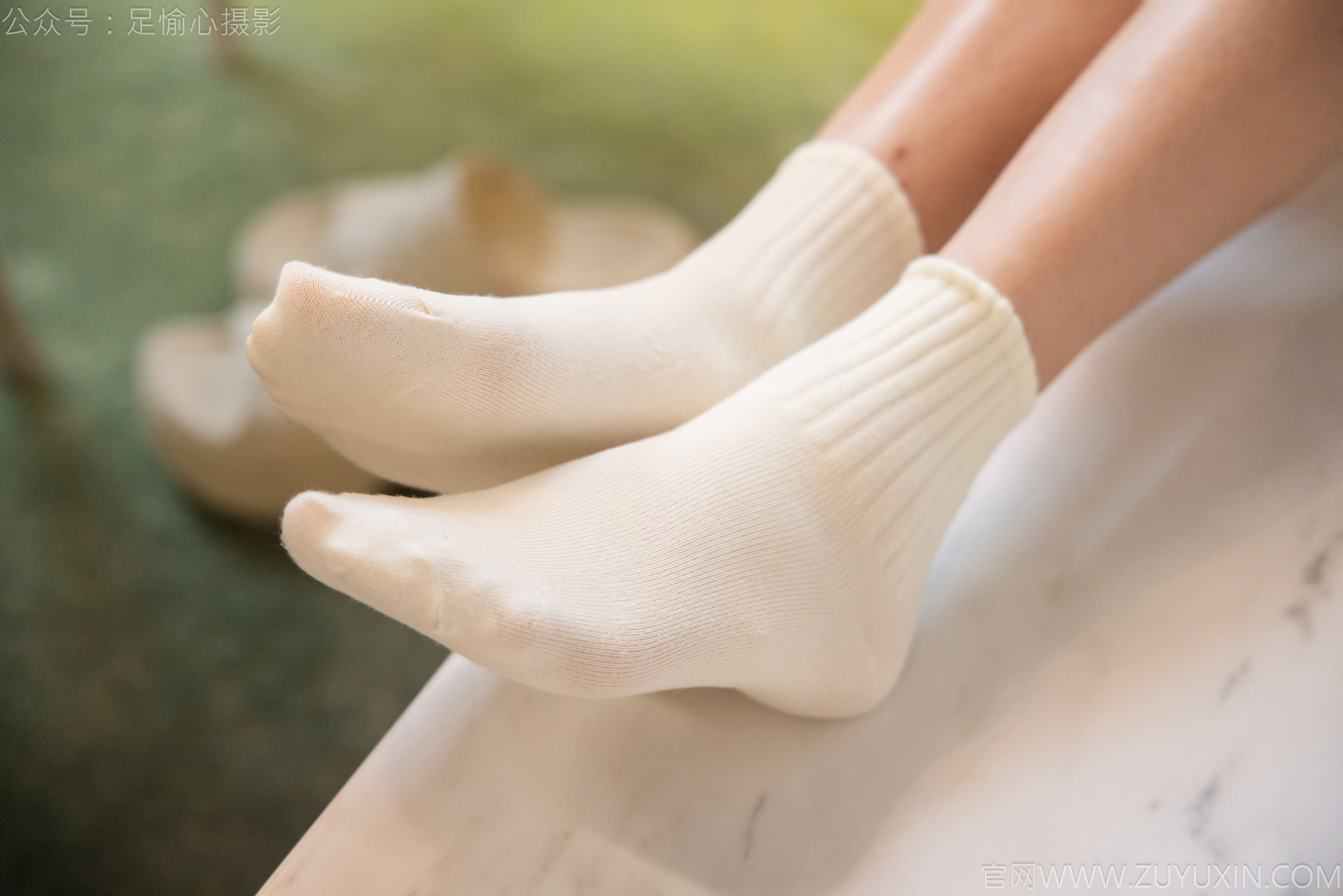 足愉心 No.013 鹿鹿 （搭配：黑色毛衣、白色短裙、洞洞鞋、白色棉袜、裸足）/(110P)