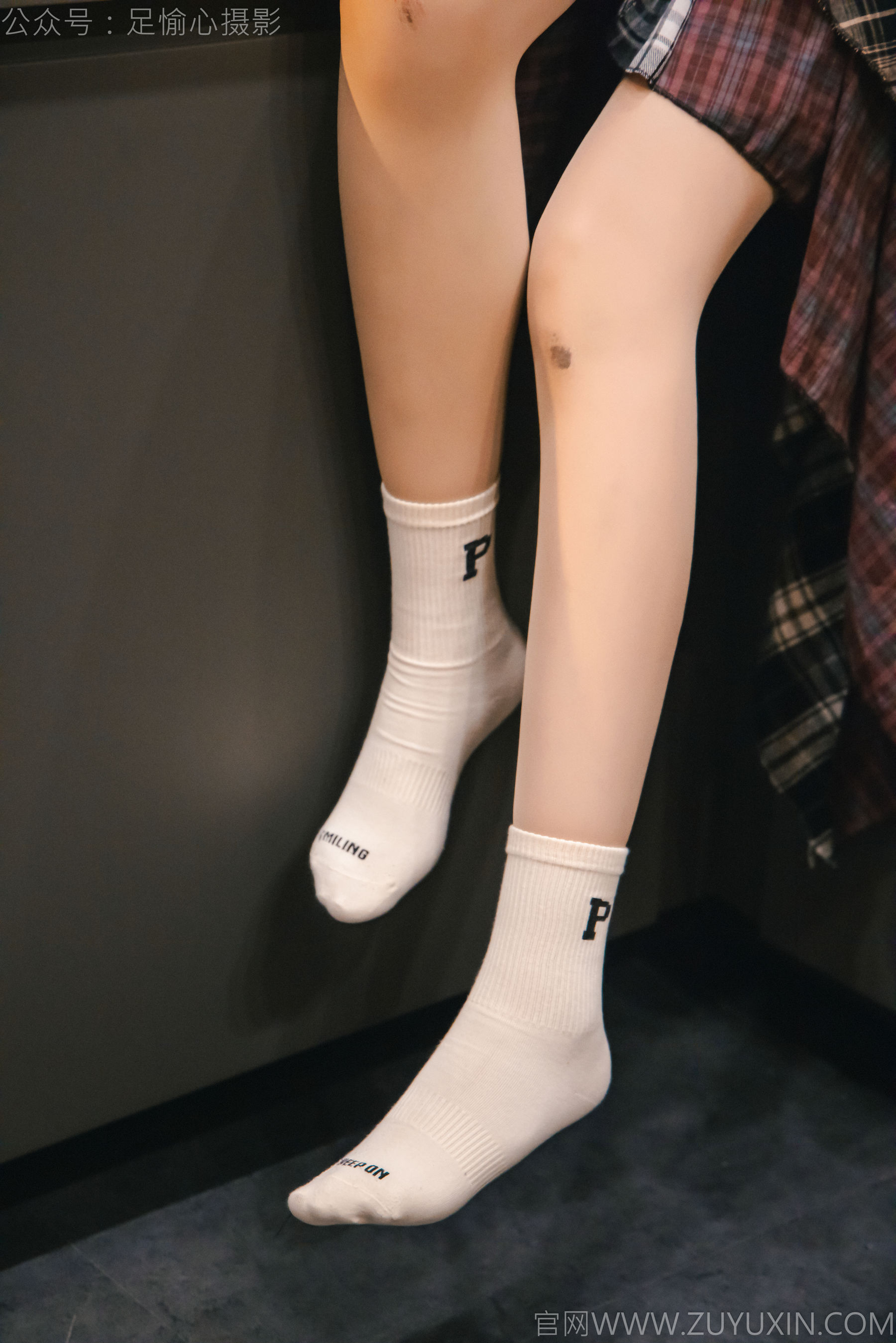 足愉心 No.015 可乐 （搭配：红色夹克、白T、短裙、马丁靴、肉丝色袜、白棉袜）/(120P)