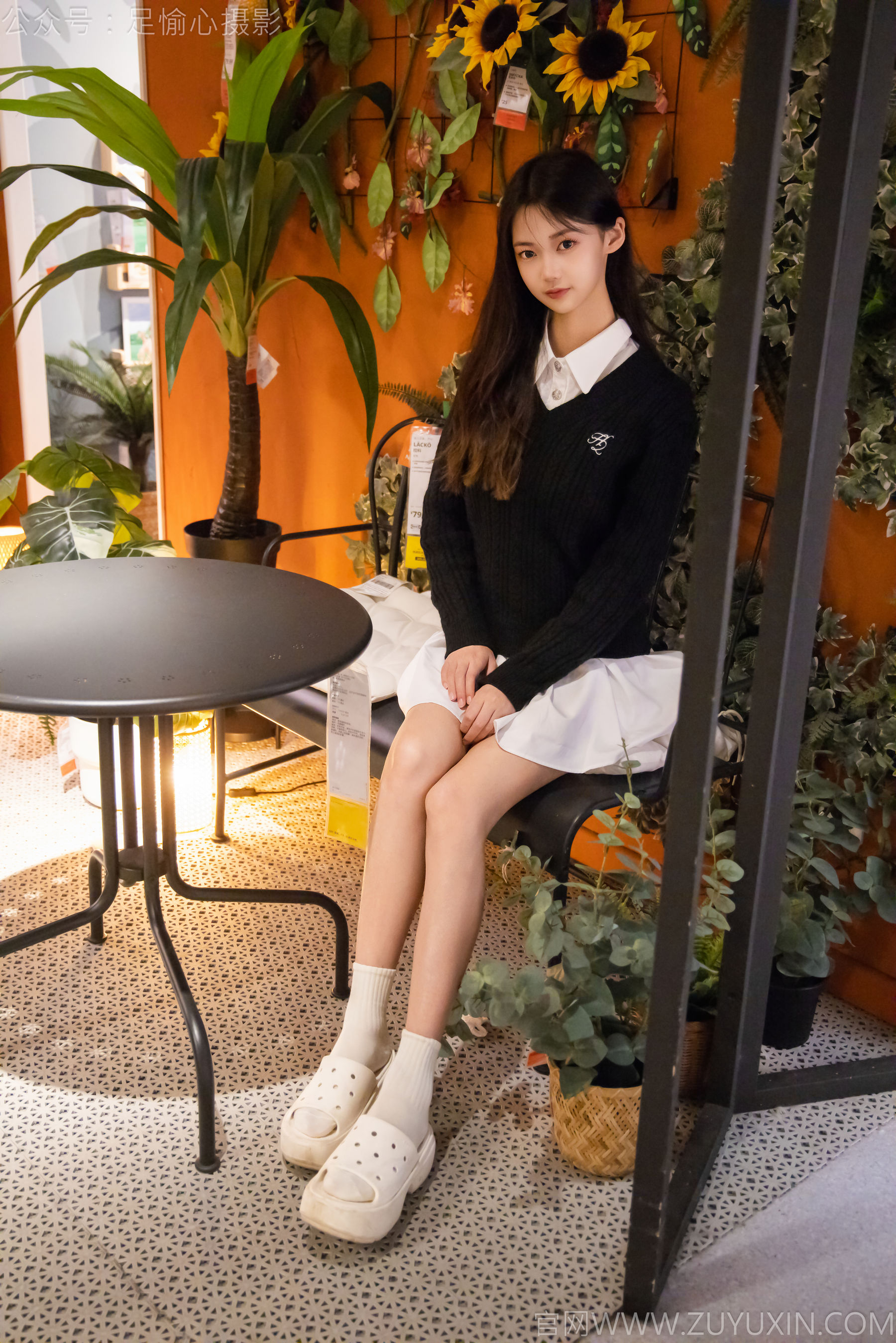 足愉心 No.013 鹿鹿 （搭配：黑色毛衣、白色短裙、洞洞鞋、白色棉袜、裸足）/(110P)