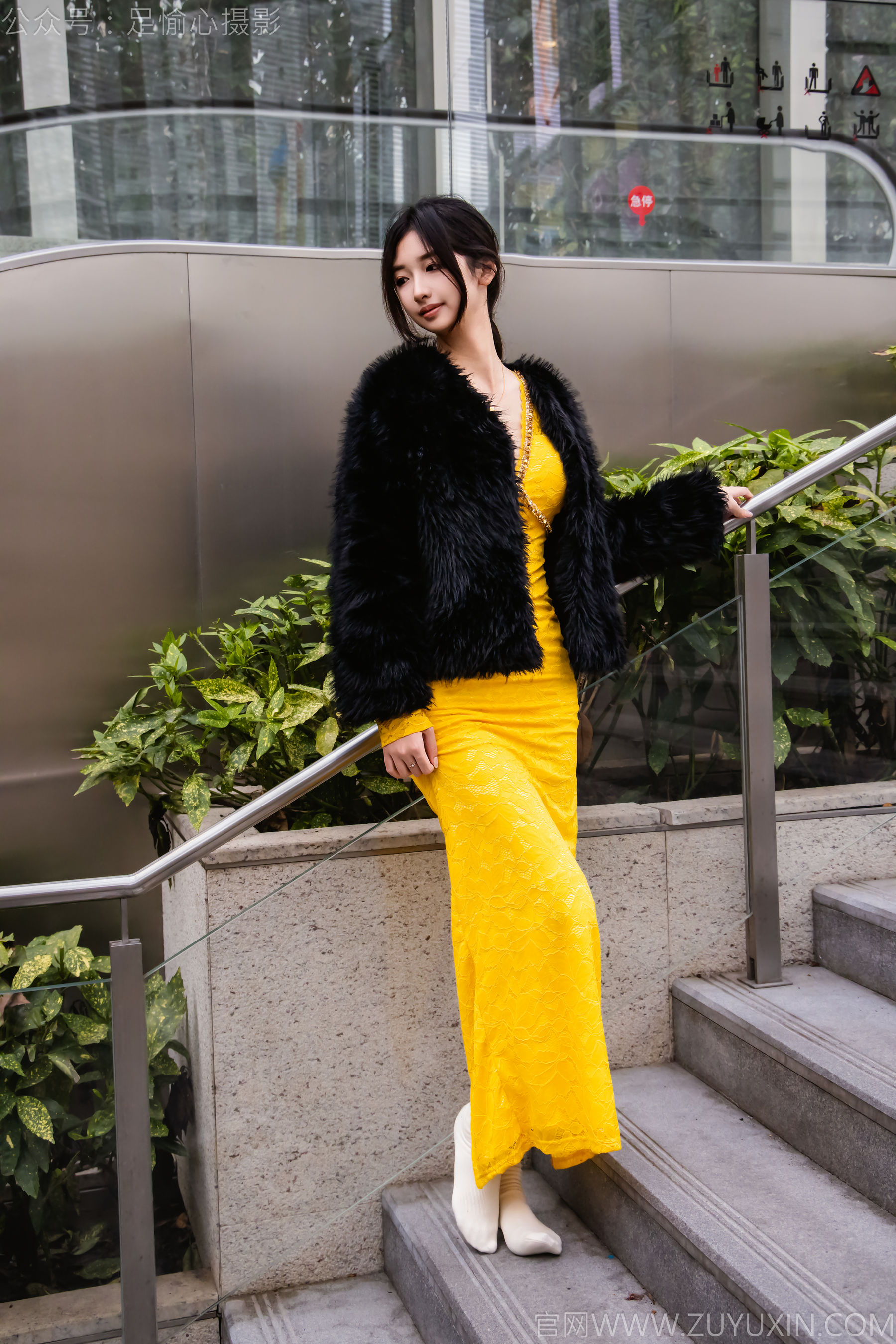 足愉心 No.010 星朵 （搭配：黑色毛衫、黄色连衣裙、绒毛拖鞋、白色棉袜、裸足）/(110P)