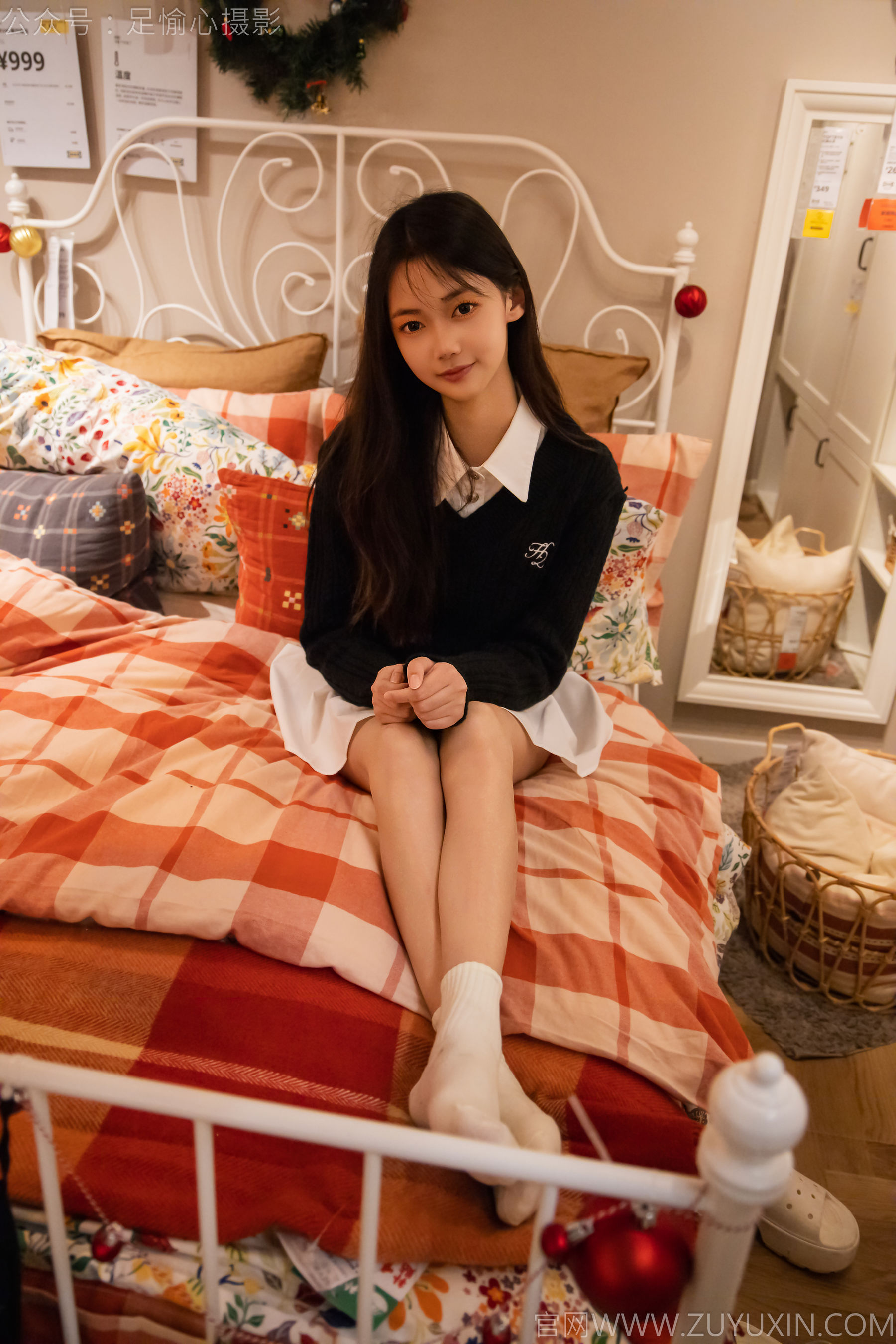 足愉心 No.013 鹿鹿 （搭配：黑色毛衣、白色短裙、洞洞鞋、白色棉袜、裸足）/(110P)