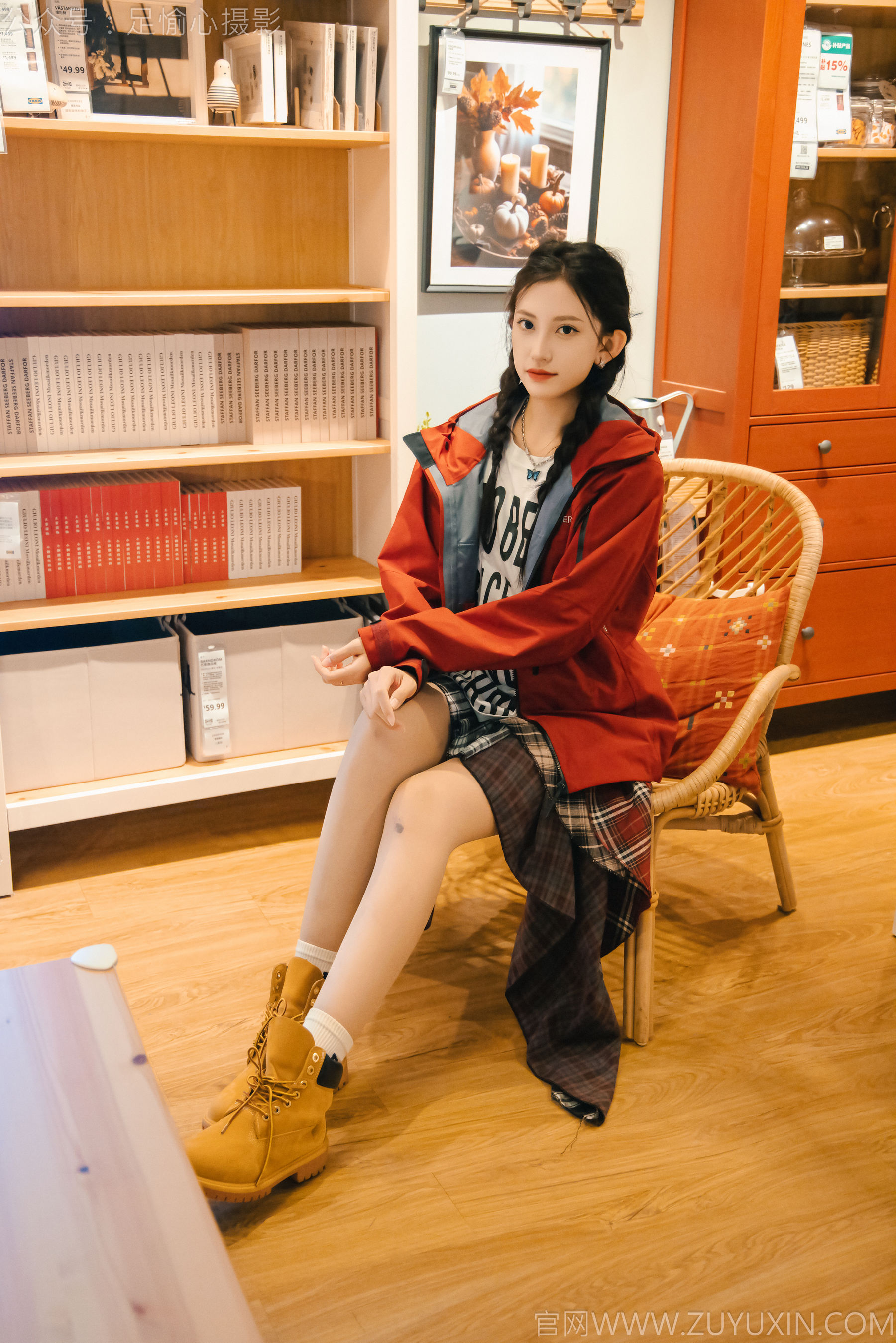 足愉心 No.015 可乐 （搭配：红色夹克、白T、短裙、马丁靴、肉丝色袜、白棉袜）/(120P)