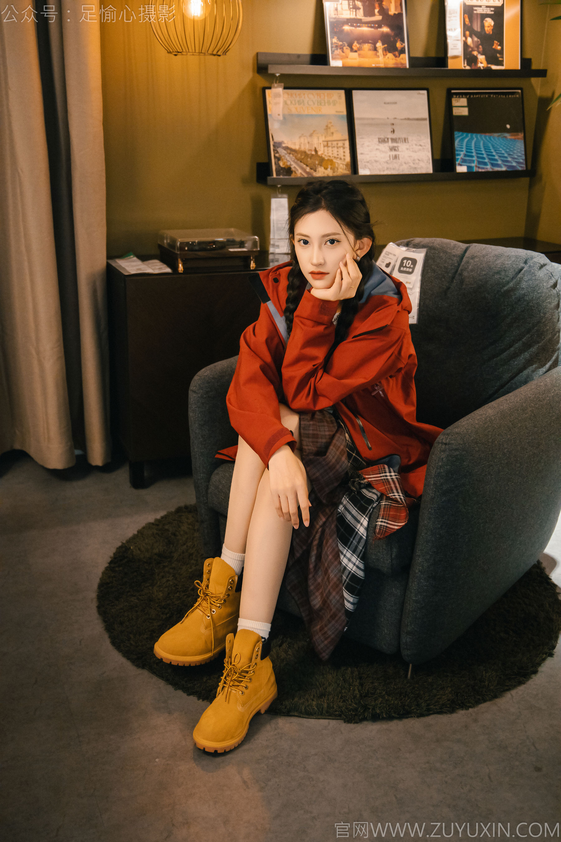 足愉心 No.015 可乐 （搭配：红色夹克、白T、短裙、马丁靴、肉丝色袜、白棉袜）/(120P)