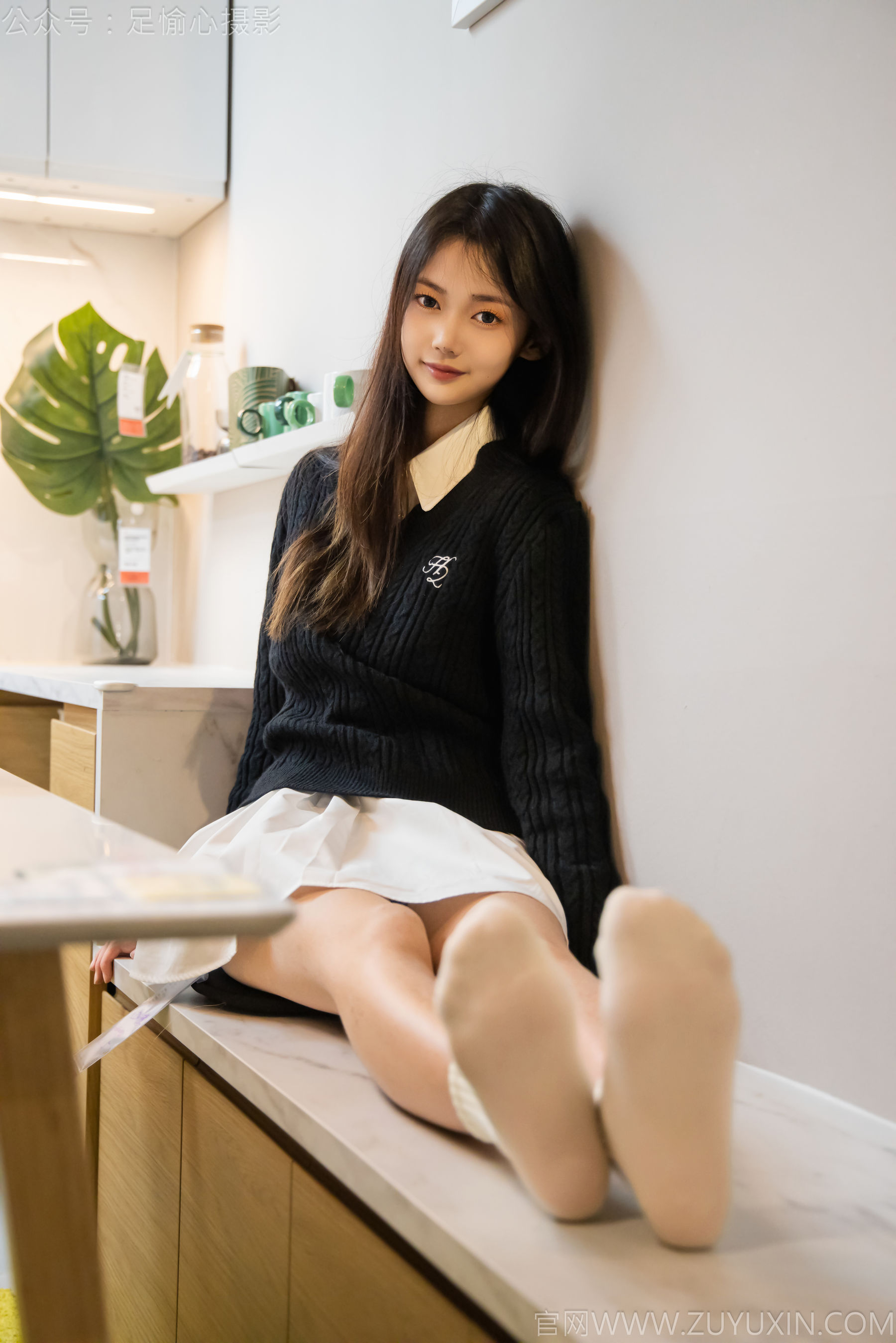 足愉心 No.013 鹿鹿 （搭配：黑色毛衣、白色短裙、洞洞鞋、白色棉袜、裸足）/(110P)