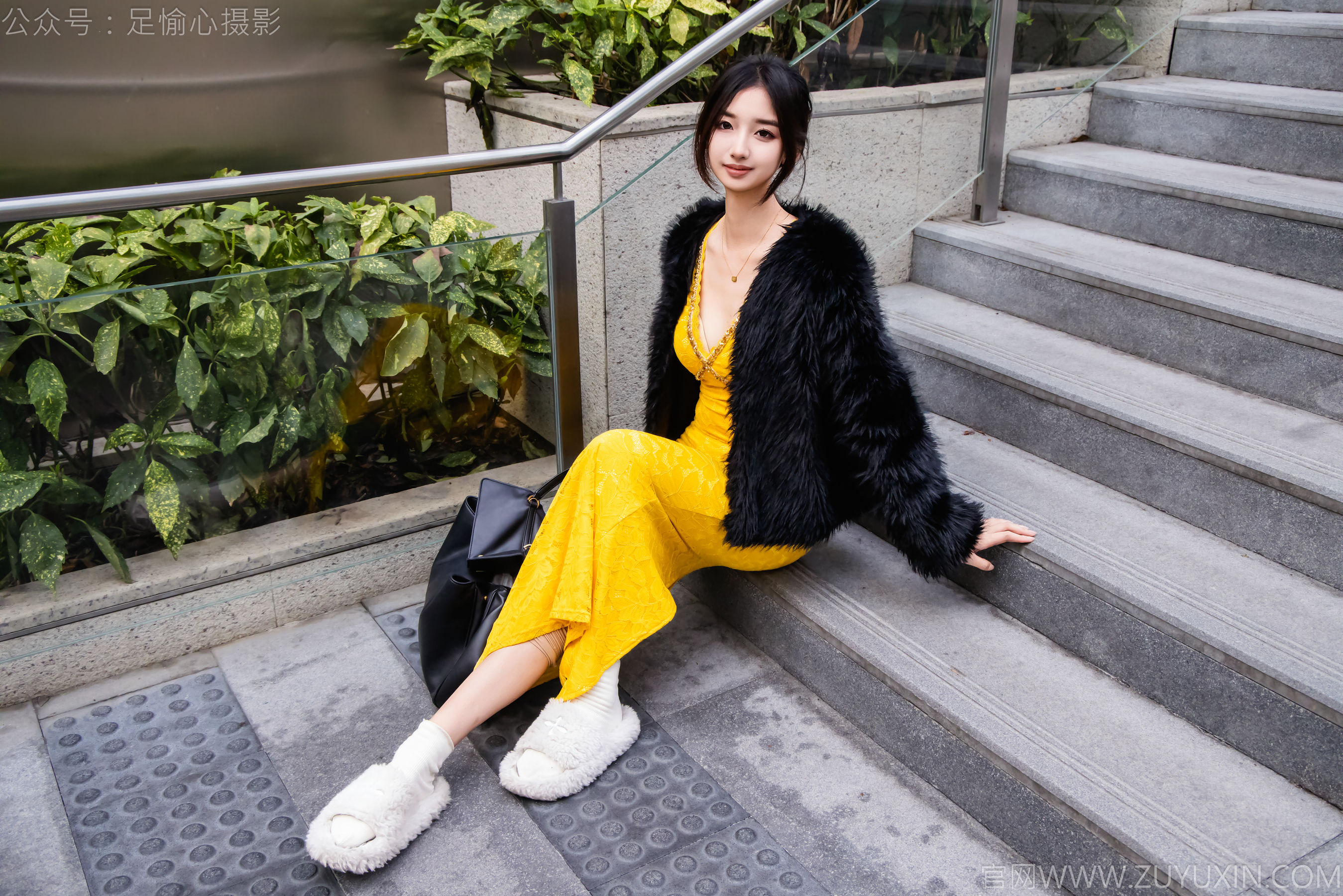 足愉心 No.010 星朵 （搭配：黑色毛衫、黄色连衣裙、绒毛拖鞋、白色棉袜、裸足）/(110P)