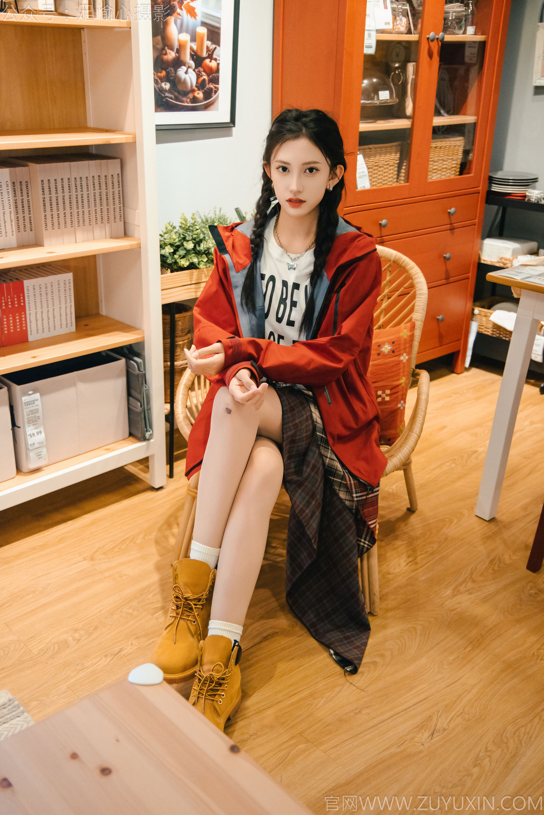 足愉心 No.015 可乐 （搭配：红色夹克、白T、短裙、马丁靴、肉丝色袜、白棉袜）/(120P)