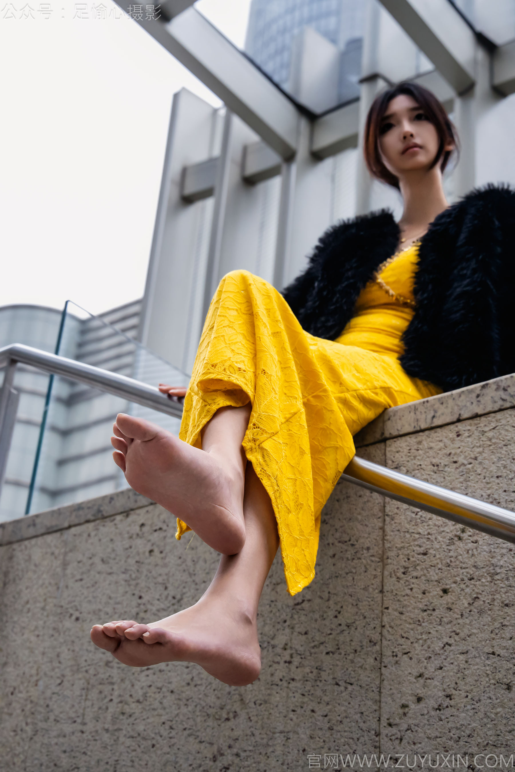 足愉心 No.010 星朵 （搭配：黑色毛衫、黄色连衣裙、绒毛拖鞋、白色棉袜、裸足）/(110P)