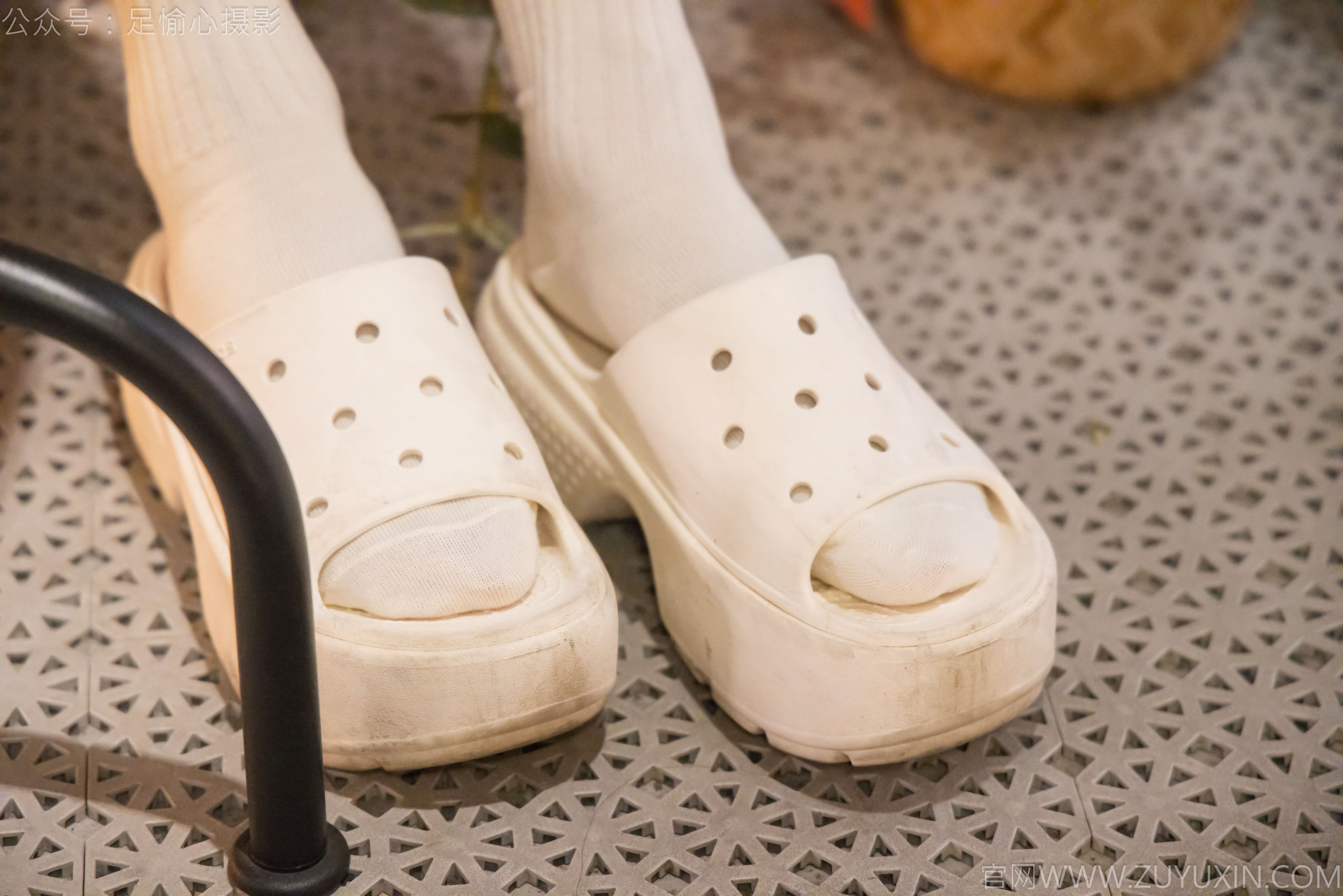 足愉心 No.013 鹿鹿 （搭配：黑色毛衣、白色短裙、洞洞鞋、白色棉袜、裸足）/(110P)