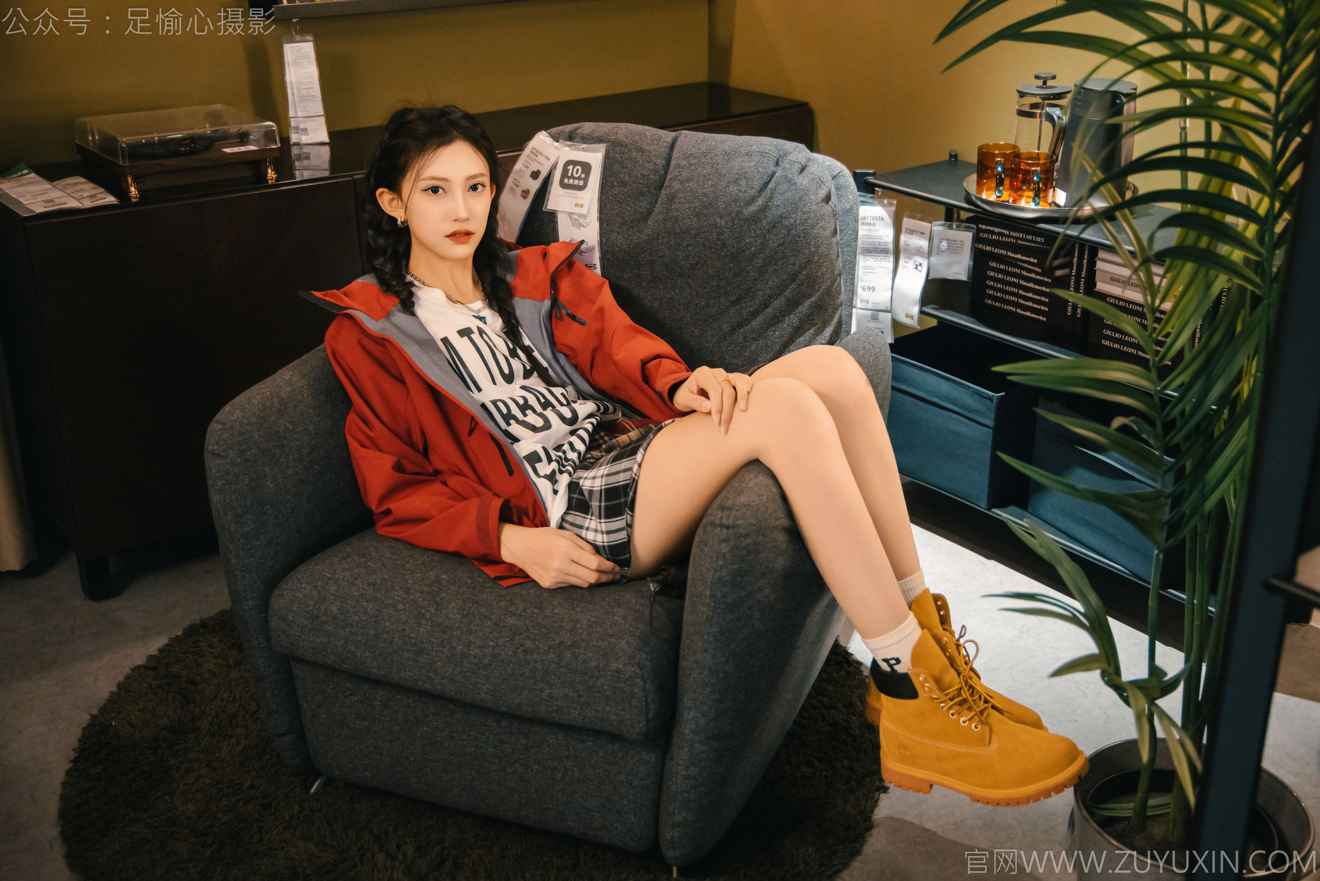 足愉心 No.015 可乐 （搭配：红色夹克、白T、短裙、马丁靴、肉丝色袜、白棉袜）/(120P)