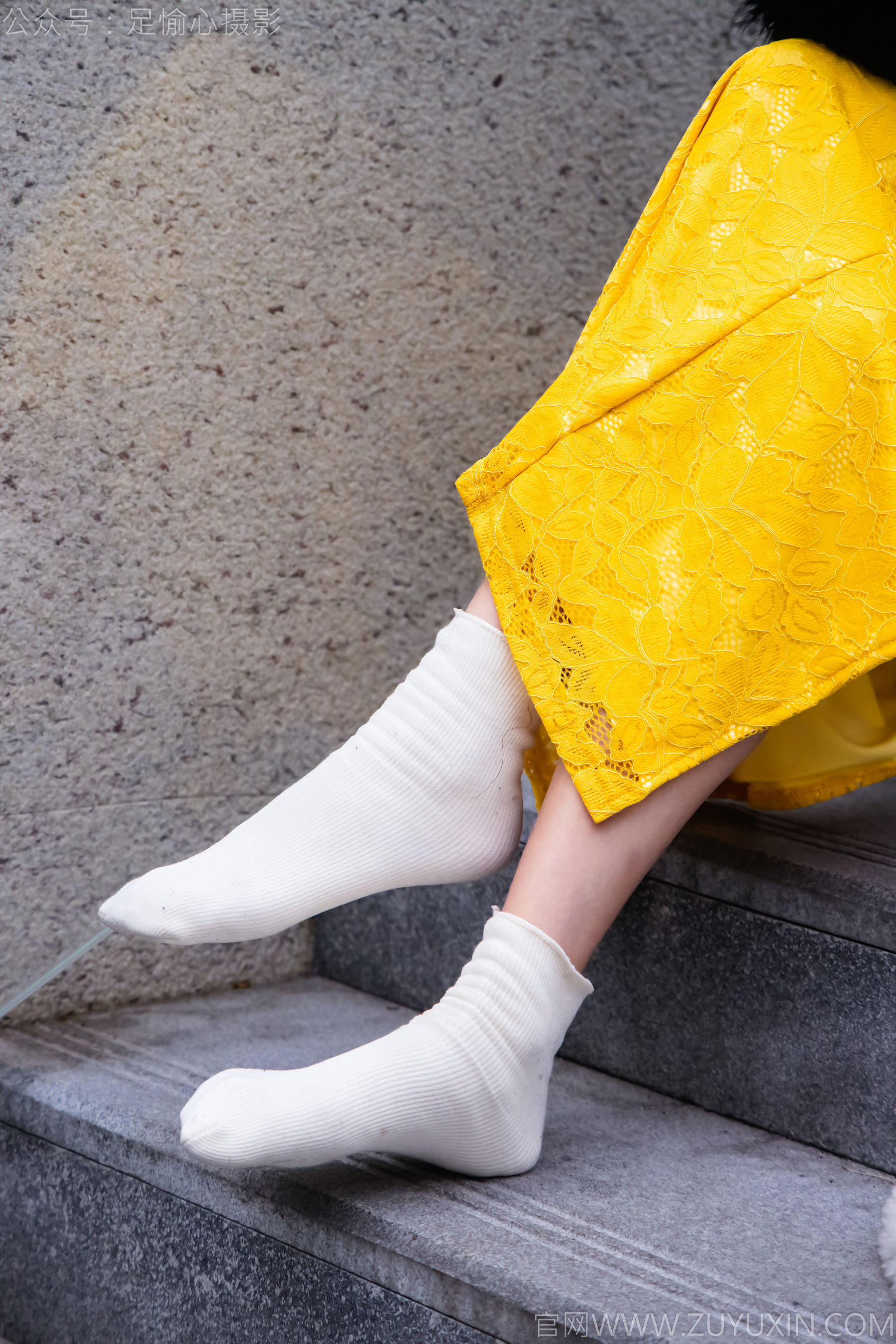 足愉心 No.010 星朵 （搭配：黑色毛衫、黄色连衣裙、绒毛拖鞋、白色棉袜、裸足）/(110P)