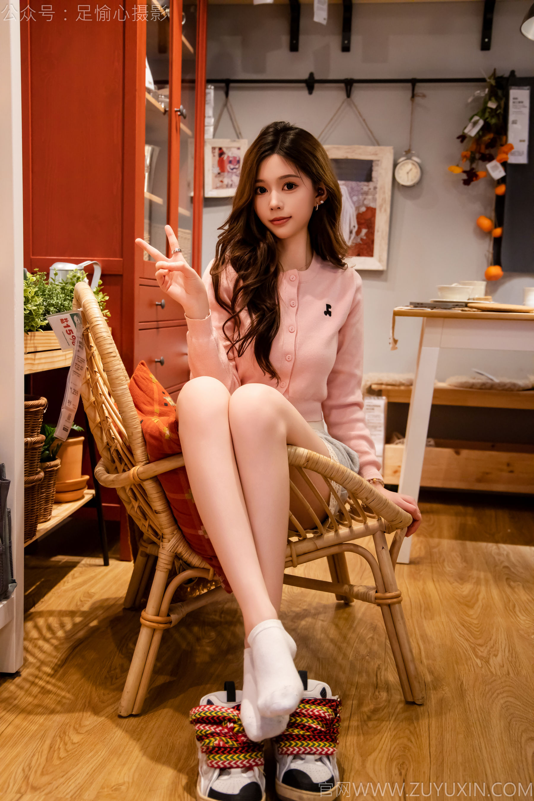 足愉心 No.014 心凌 （搭配：粉色上衣、灰色短裤、宽松板鞋、白色棉袜、裸足）/(125P)