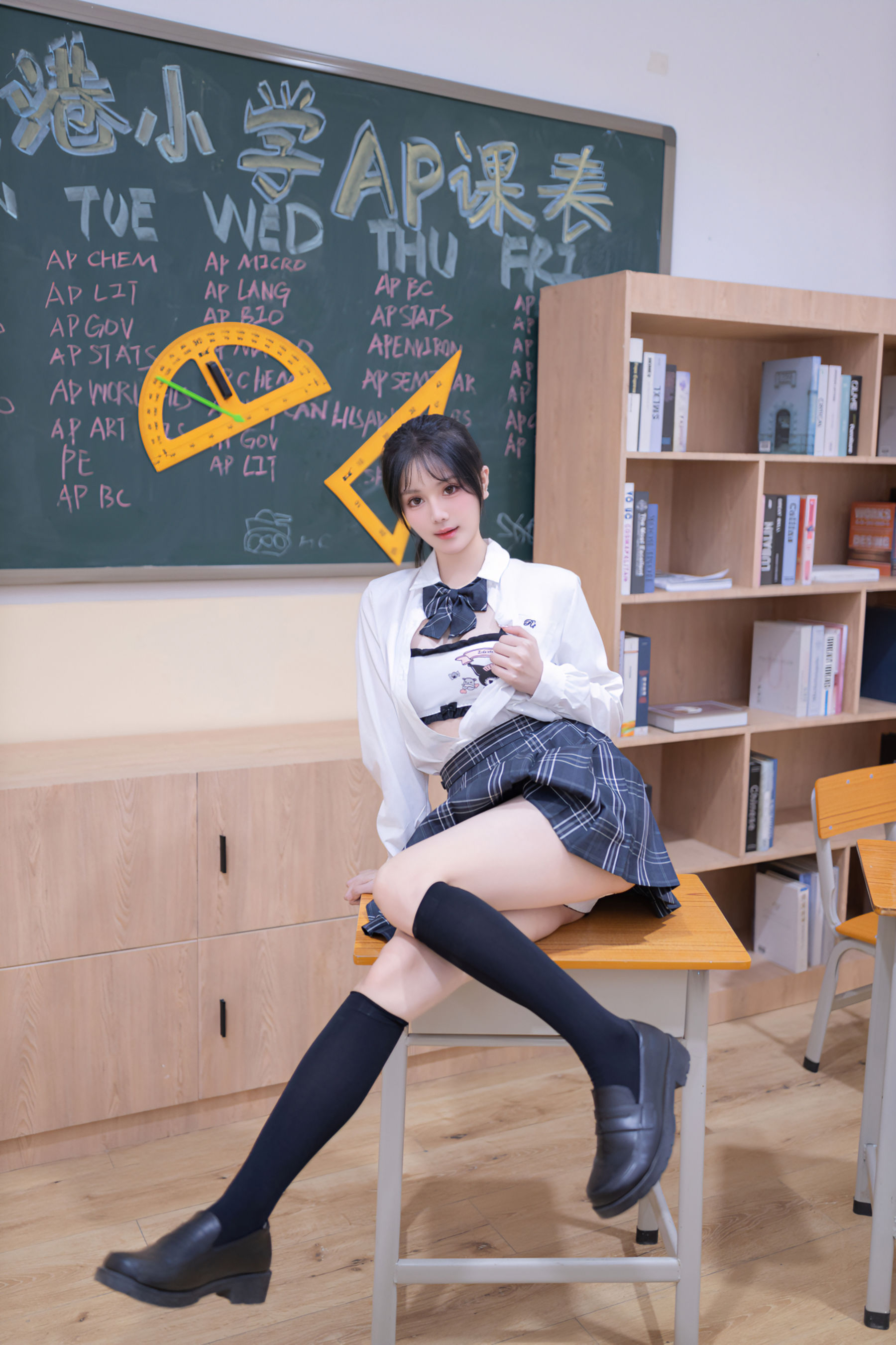 谢小蒽 教室调教写真/(100P)